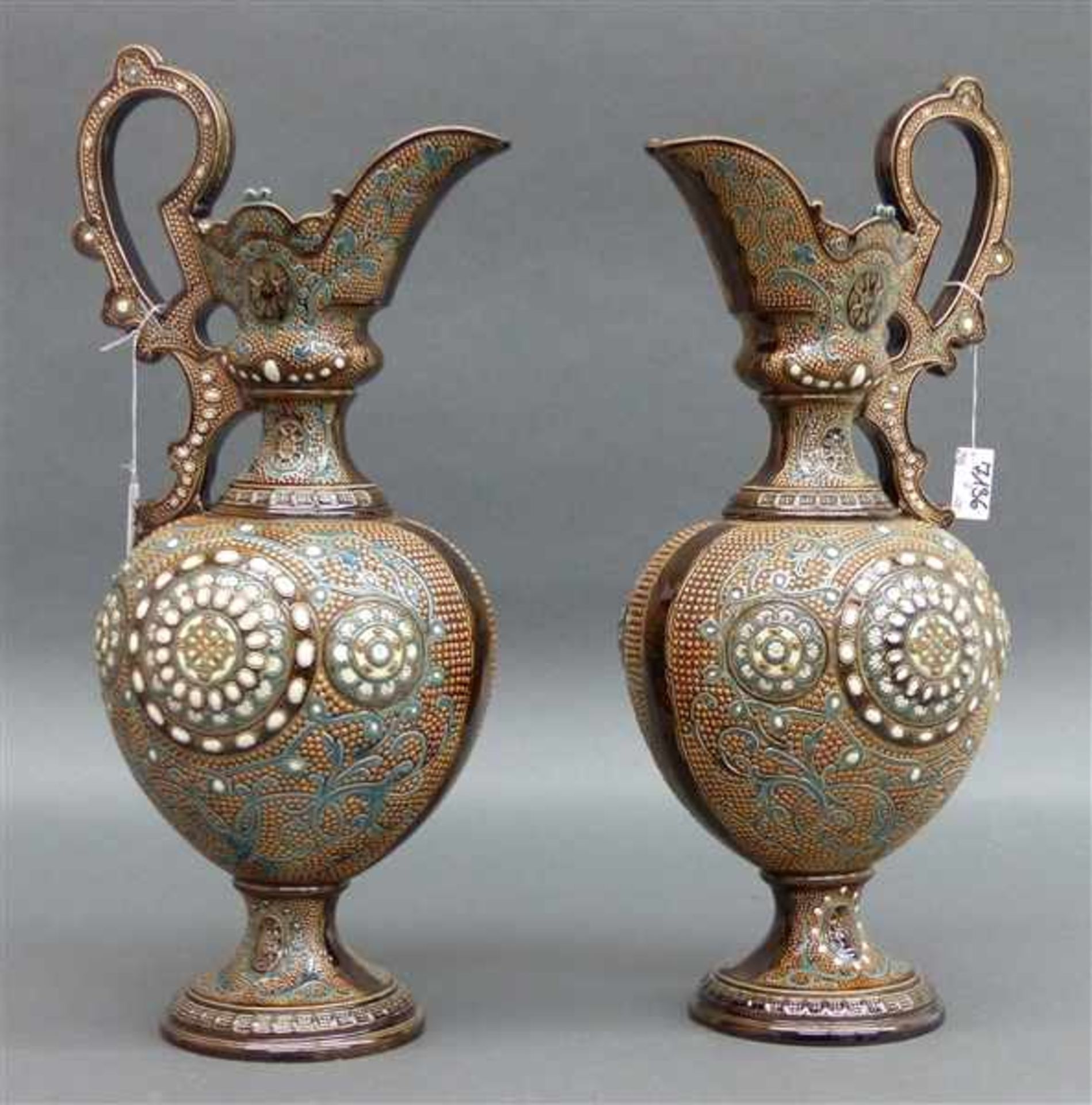 Paar Zierkannen Keramik, braune Glasur, reicher Dekor, Bodennummerierung, um 1950, h 41 cm,