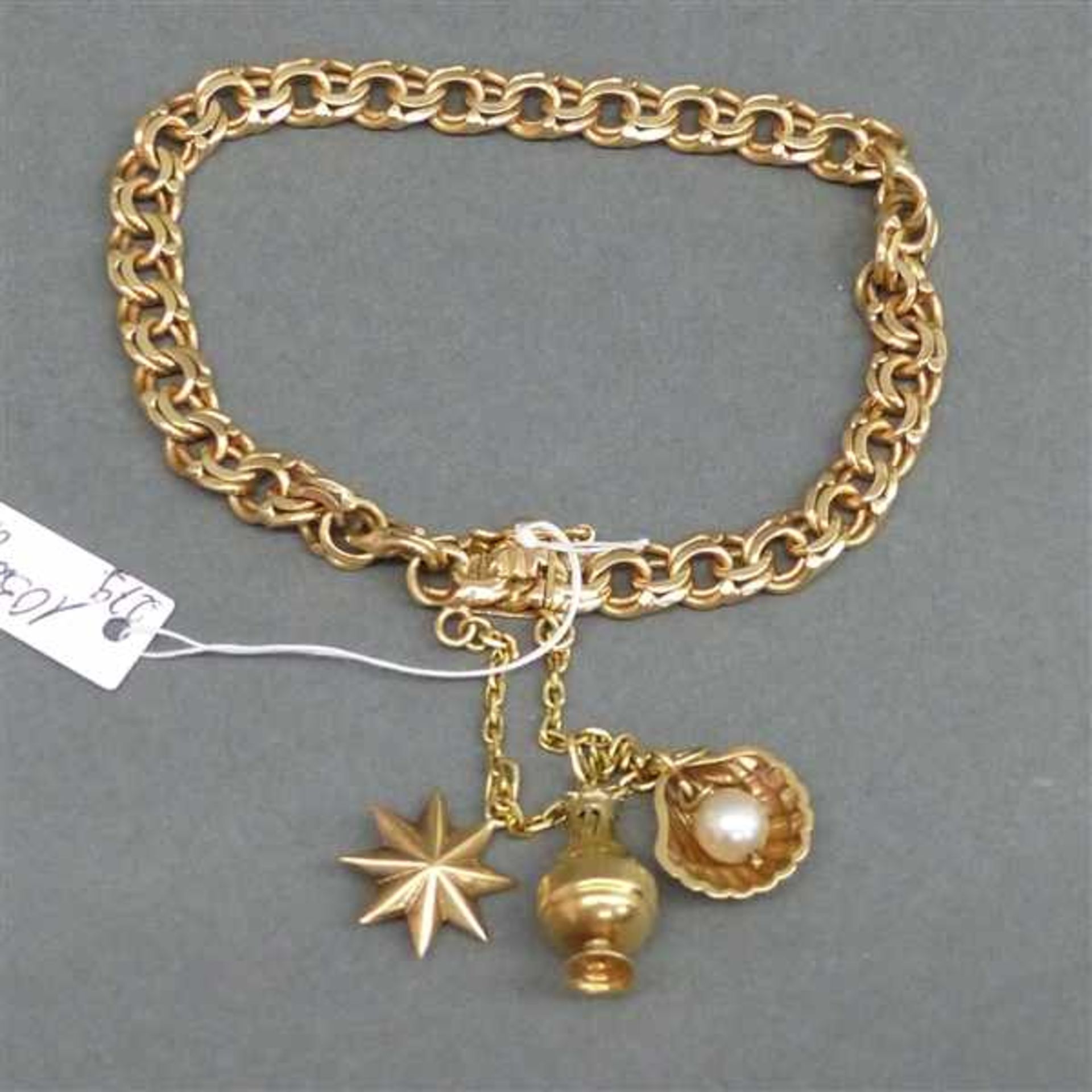 Armband 18 kt. Gelbgold, Doppelglieder, Kastenschloss mit Sicherung, 3 kleine Anhänger, 1 Stern, 1