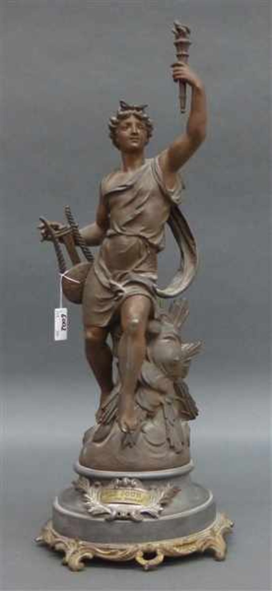 Grußskulptur stehender Mann mit Fackel und Musikinstrument, auf Gusssockel, Mitte 20. Jh., h 51 cm,