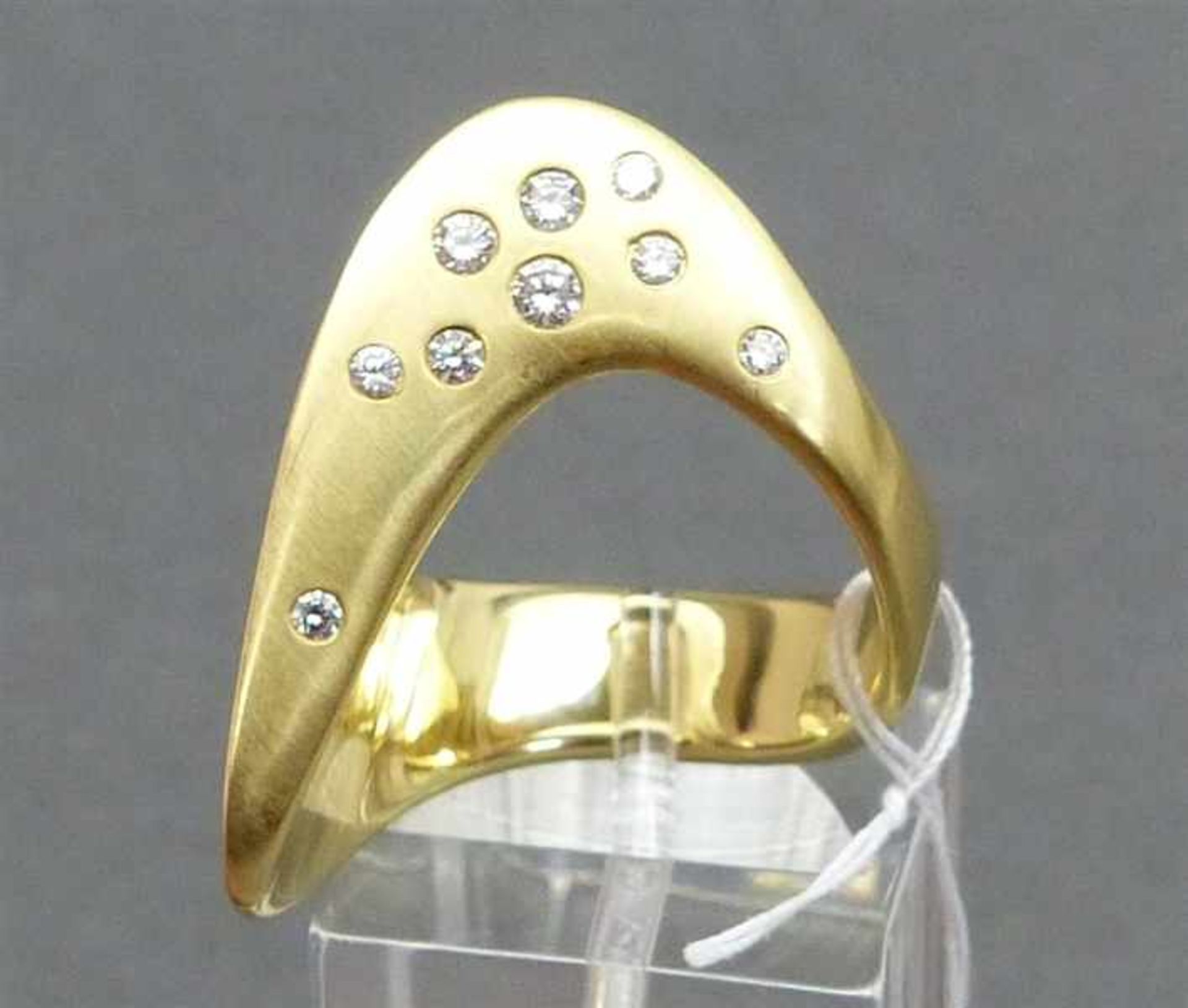 Damenring 18 kt. Gelbgold, besetzt mit 9 Brillanten, zusammen ca 0,25 ct, top-wesselton, vsi,