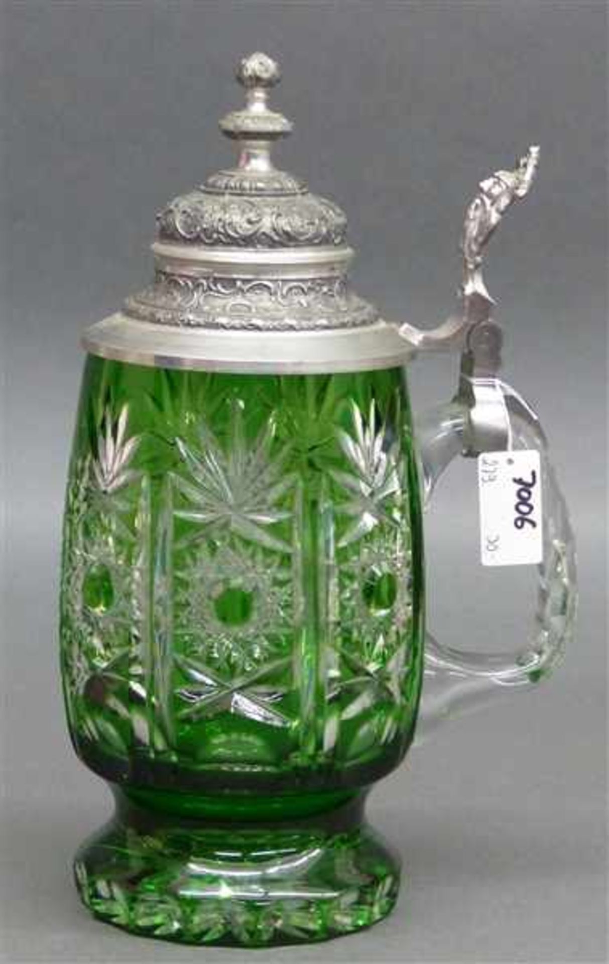 Henkelkrug Kristall, grüner Überfang, beschliffen, mit Zinndeckel, 20. Jh., h 23 cm,