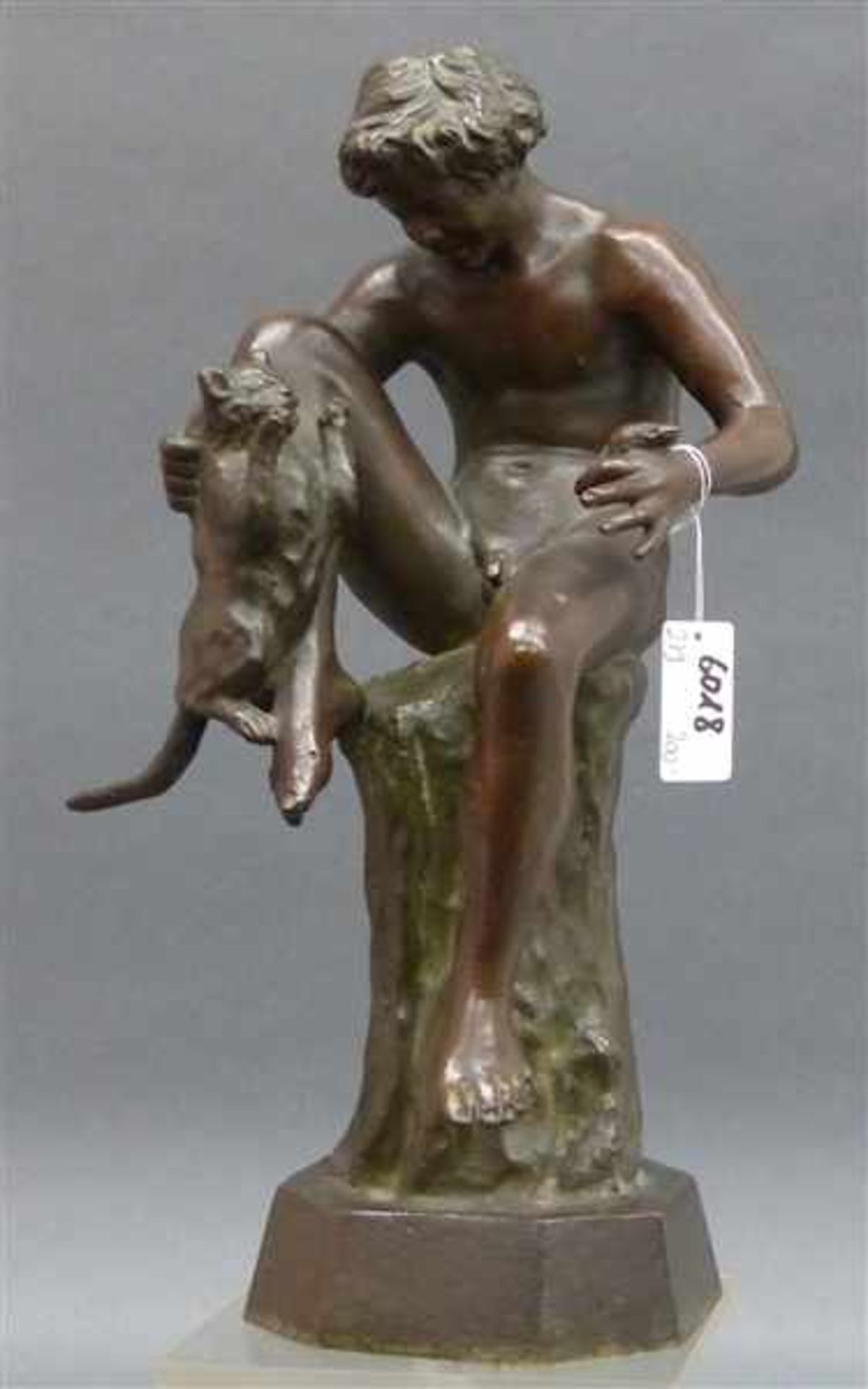 Bronzeskulptur sitzender, nackter Jüngling mit fauchender Katze und einer Maus, um 1900, h 26 cm,