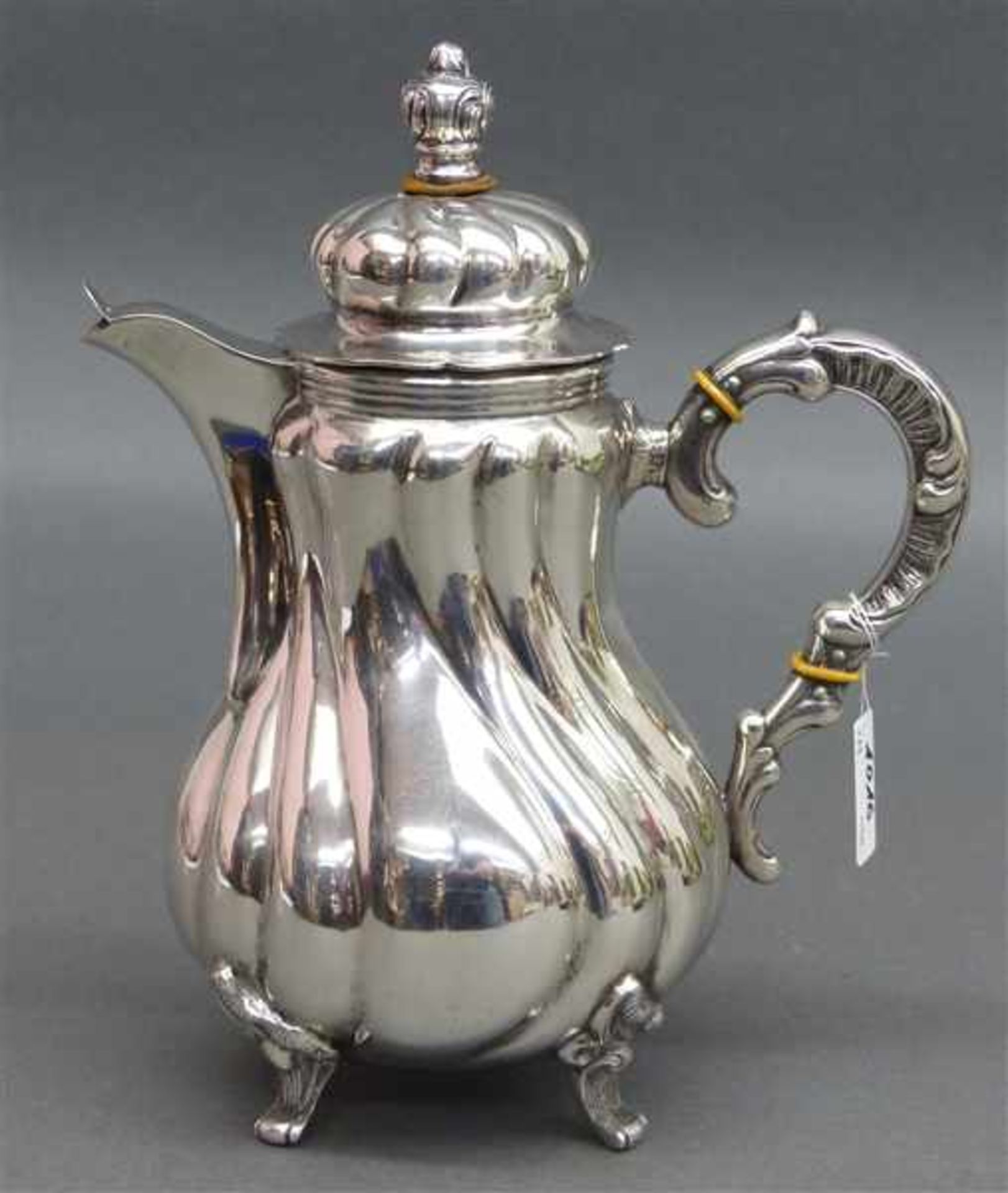 Teekanne Silber, punziert, gedrehte Form, Standfüßchen, um 1900, h22 cm, 537 g schwer,