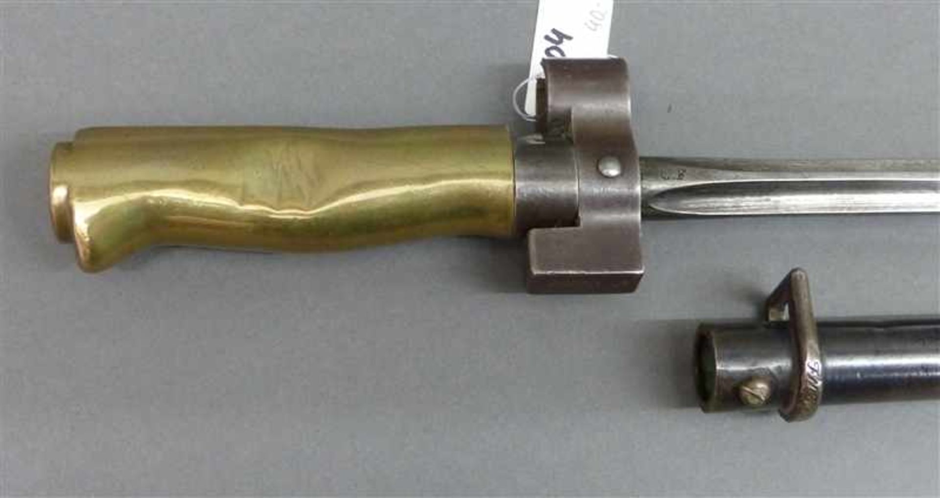Bajonett Messinggriff, Stahlklinge, runde Metallscheide, No. L 15397, l 65 cm,