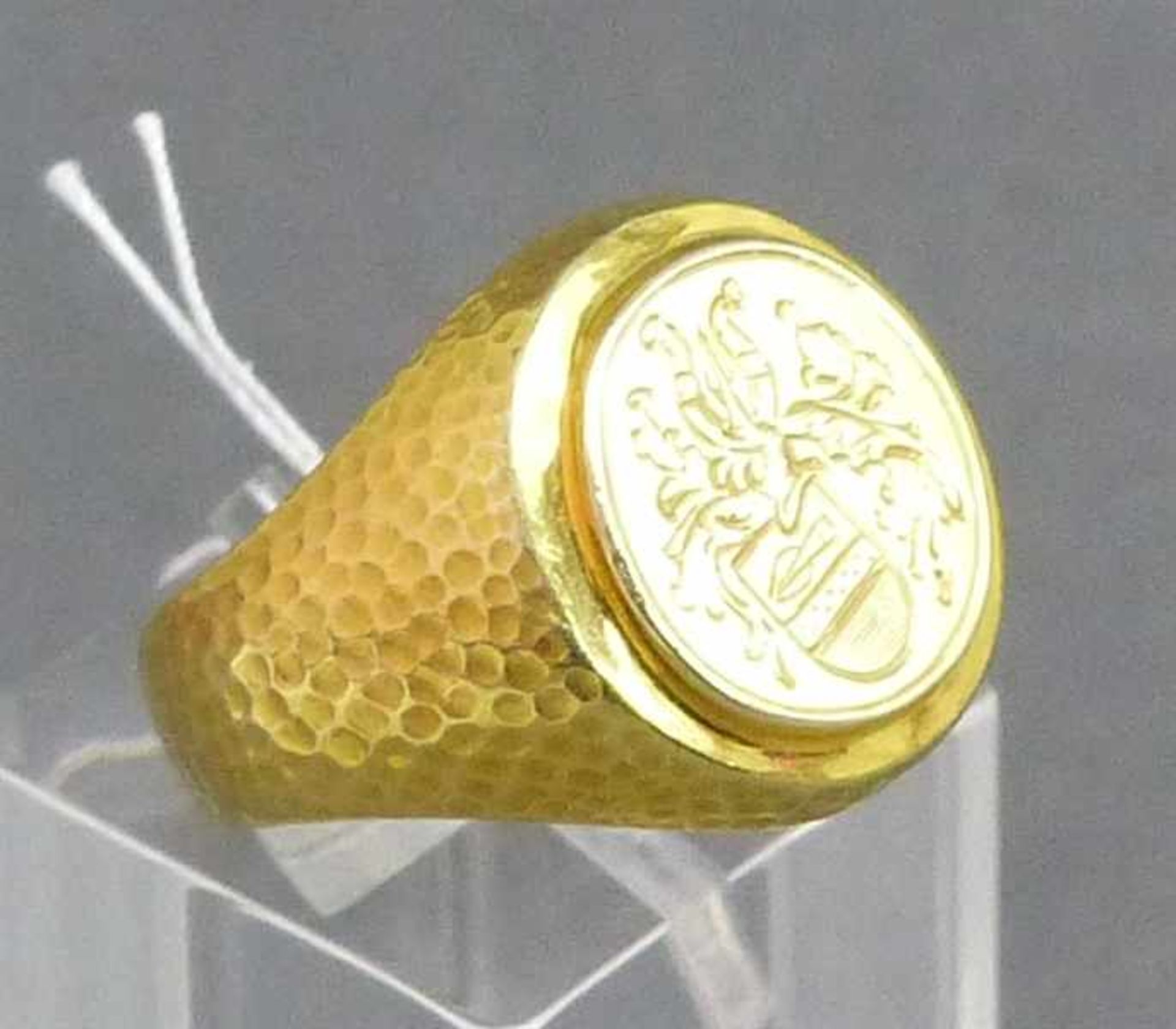 Wappenring 14 kt. Gelbgold, Hammerschlagdekor, "Schildwappen", ca 13g, RM 56,