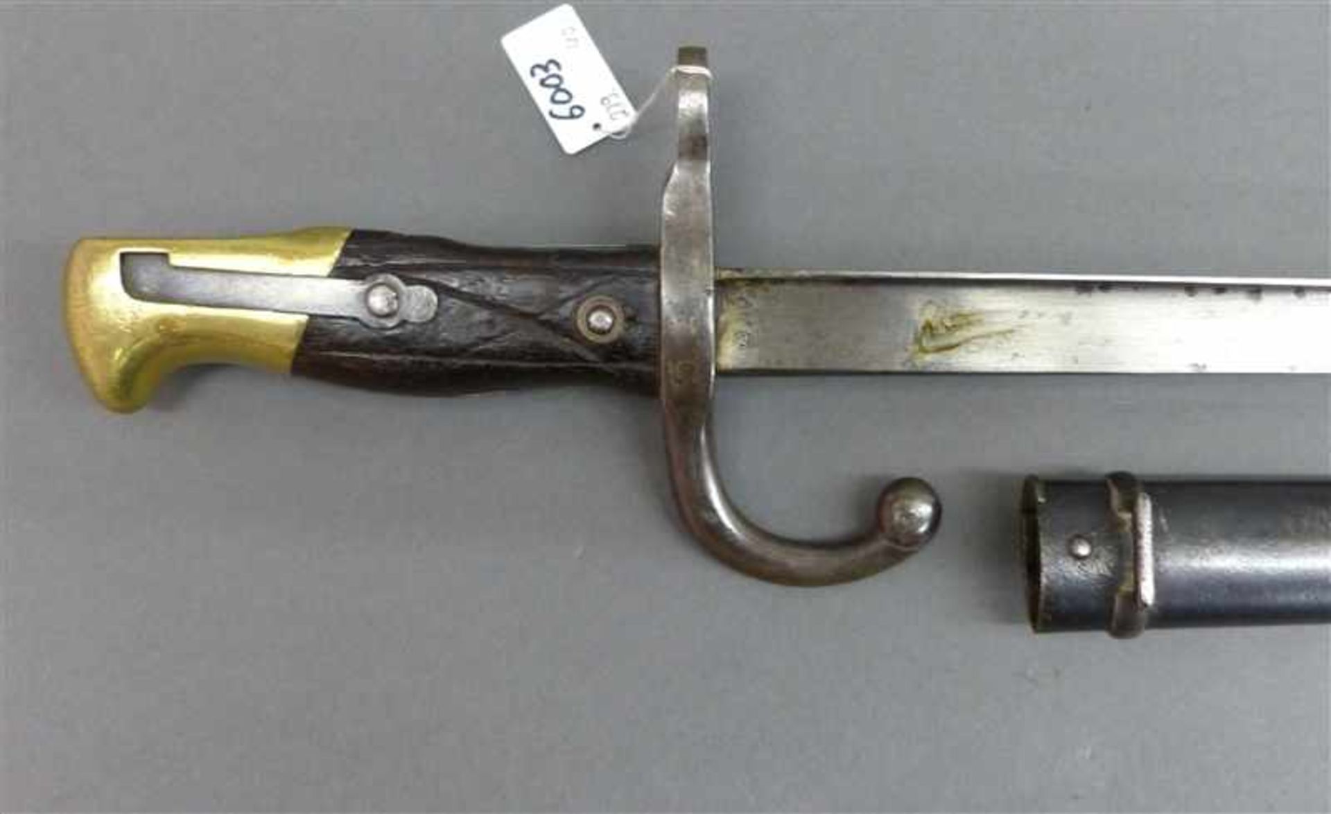 Bajonett Messing/Holz Griff, Stahlklinge, Metallscheide, No. 8079, l 66 cm,