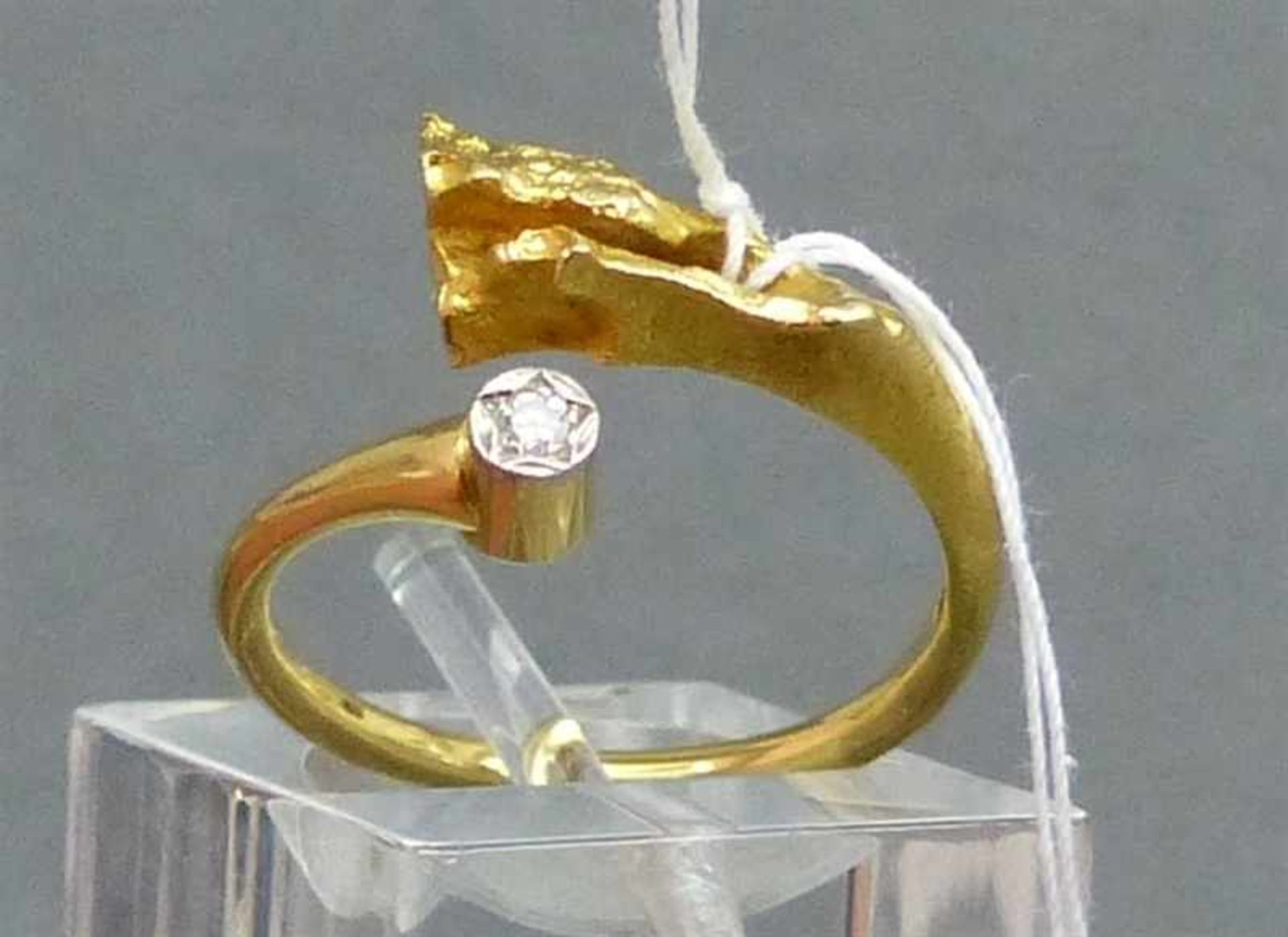 Damenring 18 kt. Gelbgold, 1 Brillant, moderne Designerarbeit, Meistermarke, ca. 3 g schwer, RM 52,