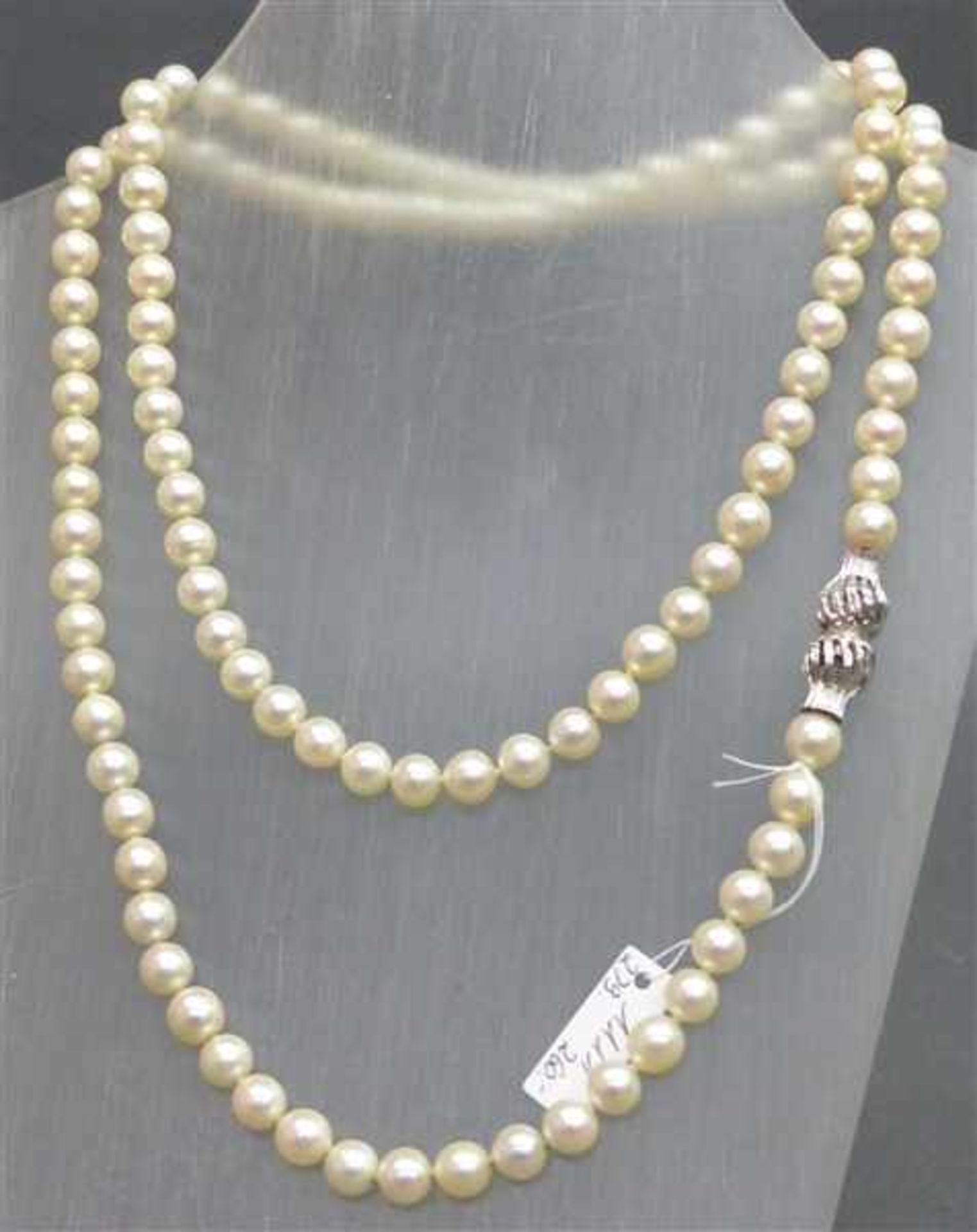 Perlenkette 14 kt. Weißgold-Drehverschluss, c a114 Zuchtperlen, weiß, d 8 mm, l 85 cm,
