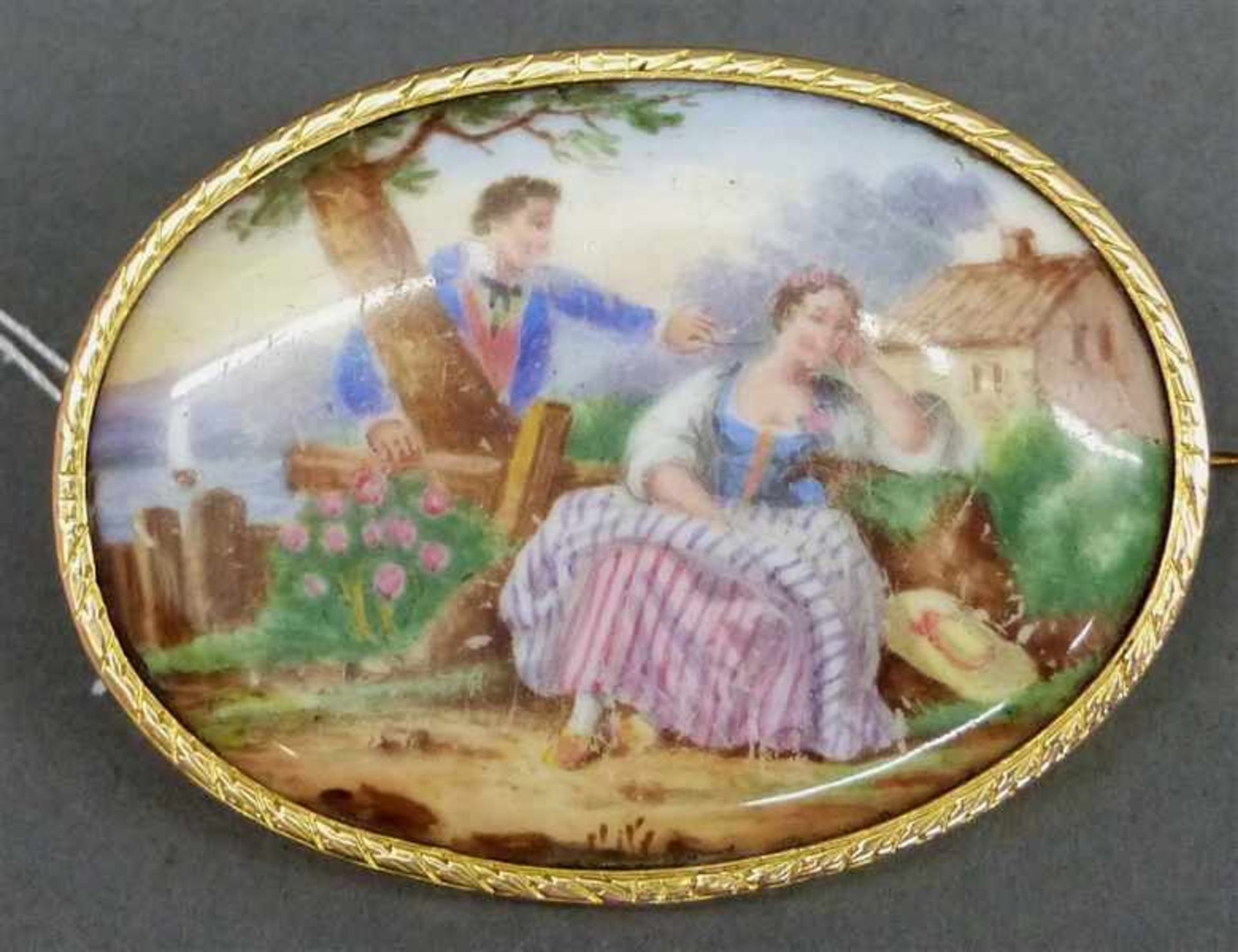 Brosche, 19. Jh. 18 kt. Gelbgoldmontur, ovale Emailmalerei, "galante Szene", gemalt, b 5 cm,