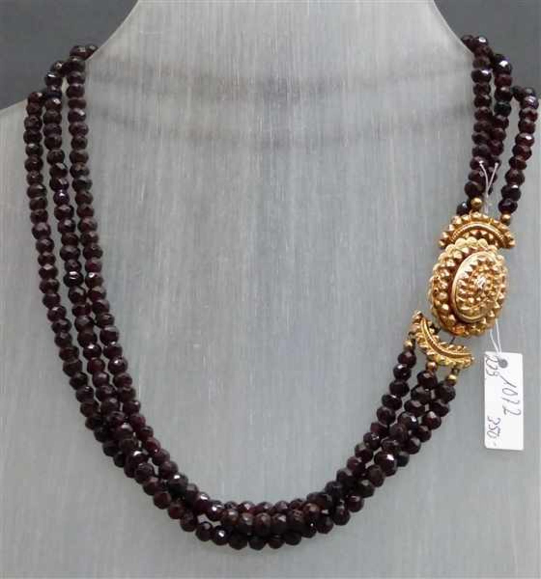 Granatcollier, 19. Jh. 14 kt. Rotgoldschloss, dreireihig, eckig geschliffene Granatperlen, l c a38