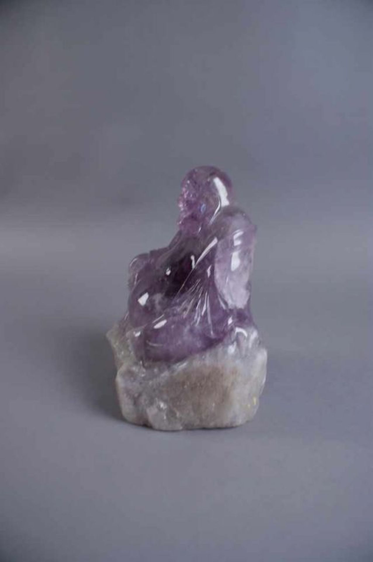 SITZENDER BUDDHA wohl Amethist, violett, H 22,5 cm 20.17 % buyer's premium on the hammer price 19.00 - Bild 2 aus 5