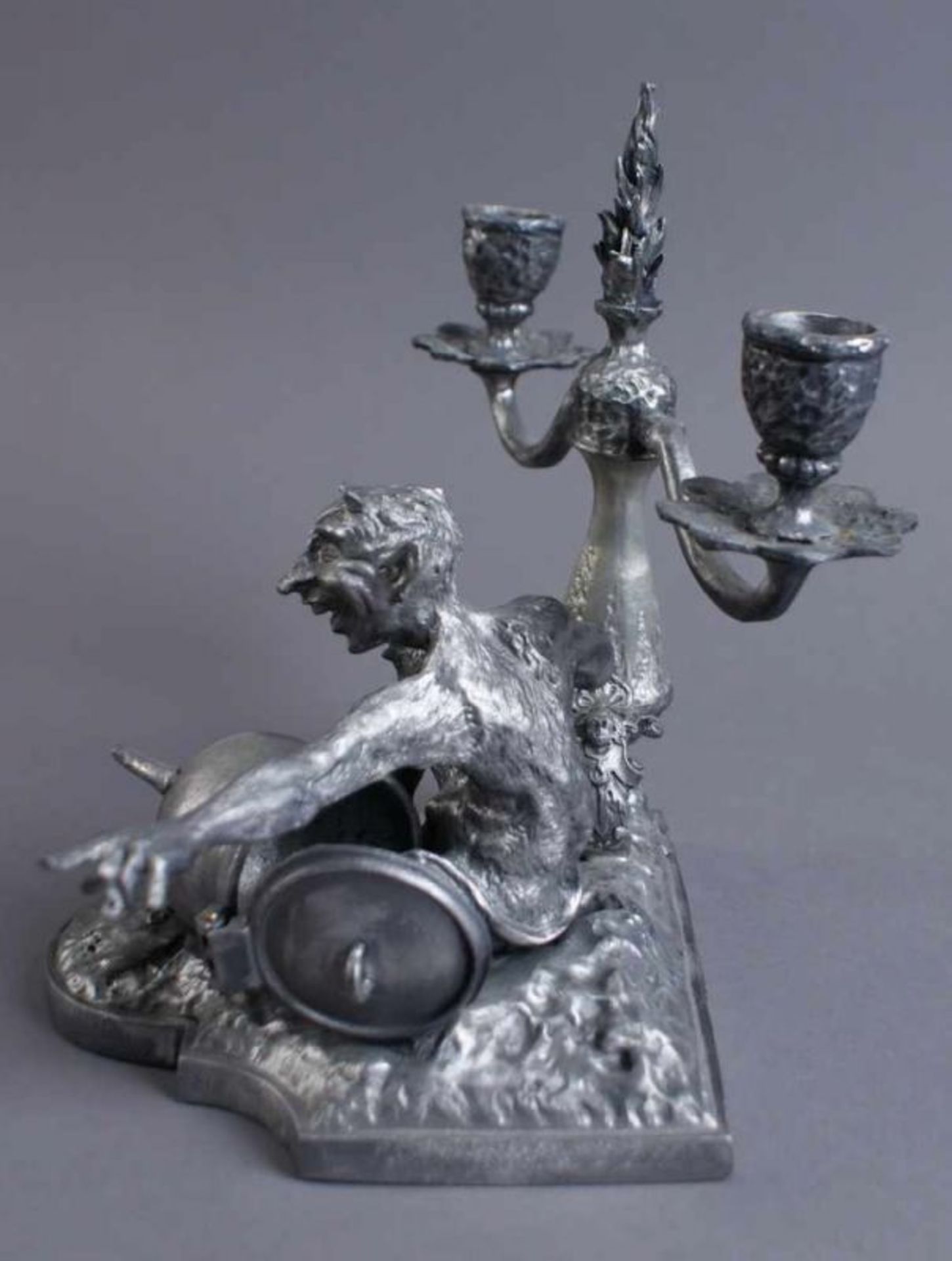 Tischleuchter, Kerzenleuchter aus Zinn mit einem Teufel, 2-flammig, H 20 cm 20.17 % buyer's - Bild 3 aus 7