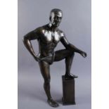 Athletischer, junger Mann an einem Sockel stehend, bronze, H 58 cm 20.17 % buyer's premium on the