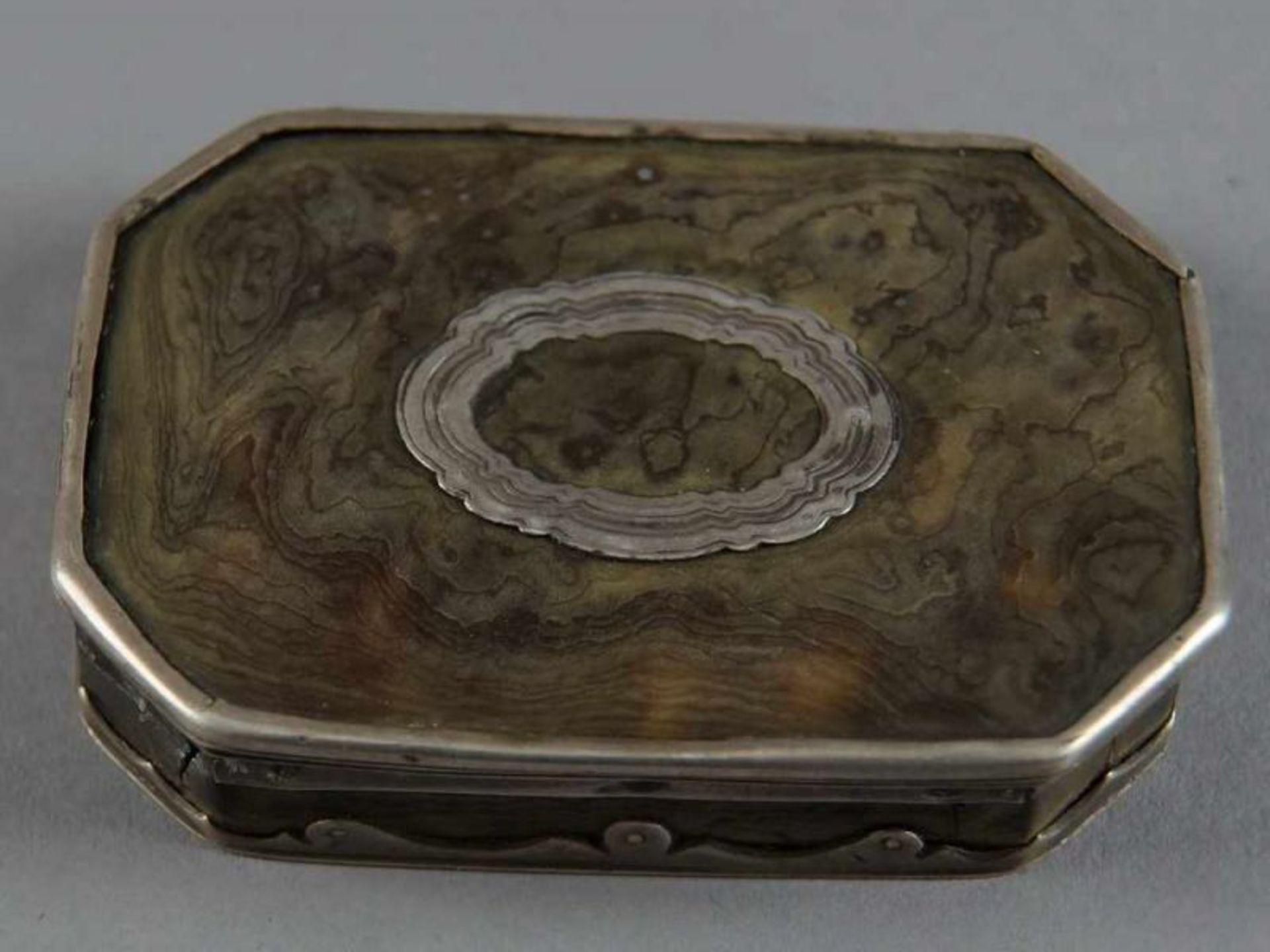 Barock Deckeldose, Schildpatt mit Silbermontierung, 18. JH, besch., 2x8,5x6 cm 20.17 % buyer's - Bild 4 aus 11