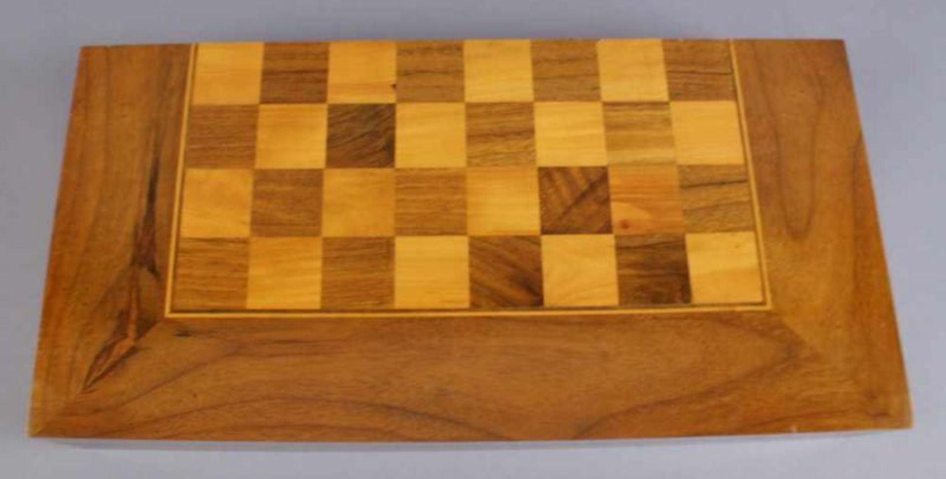 Schach / Backgammon, verschiedene Edelhölzer, 49x49 cm 20.17 % buyer's premium on the hammer price - Bild 2 aus 4