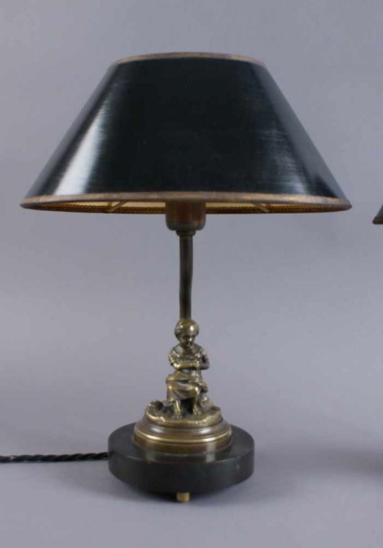 Zwei liebliche Lampen mit Bronzeskulpturen auf Marmorsockel, 19. JH, beschädigt, H je 30 cm 20. - Bild 2 aus 6