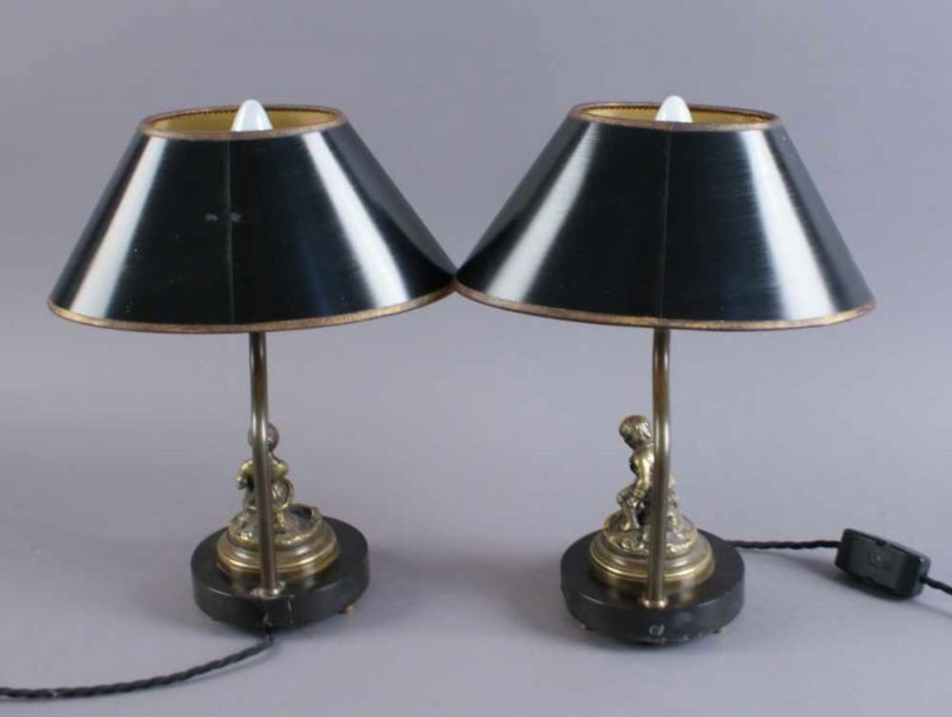 Zwei liebliche Lampen mit Bronzeskulpturen auf Marmorsockel, 19. JH, beschädigt, H je 30 cm 20. - Bild 6 aus 6