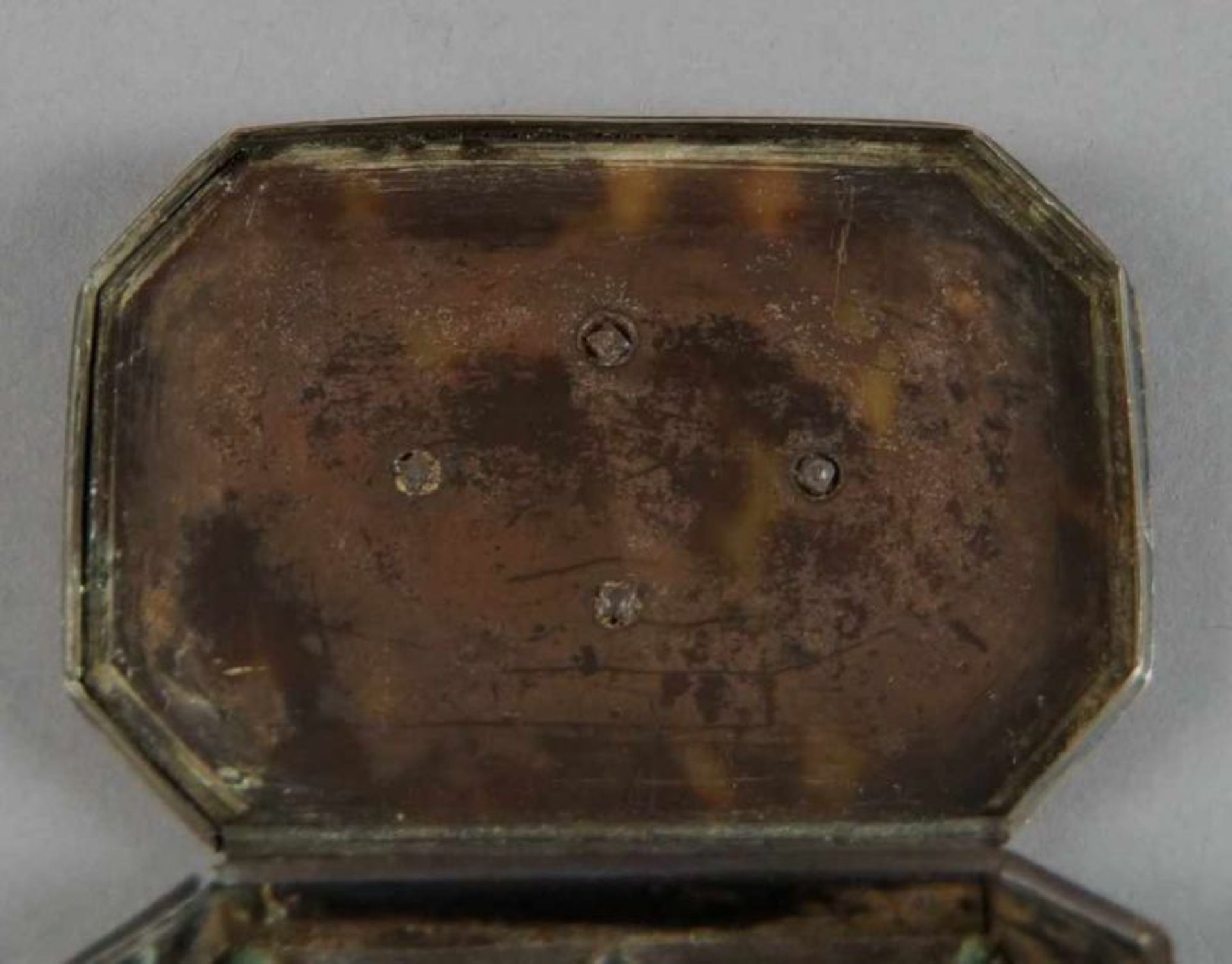 Barock Deckeldose, Schildpatt mit Silbermontierung, 18. JH, besch., 2x8,5x6 cm 20.17 % buyer's - Bild 6 aus 11