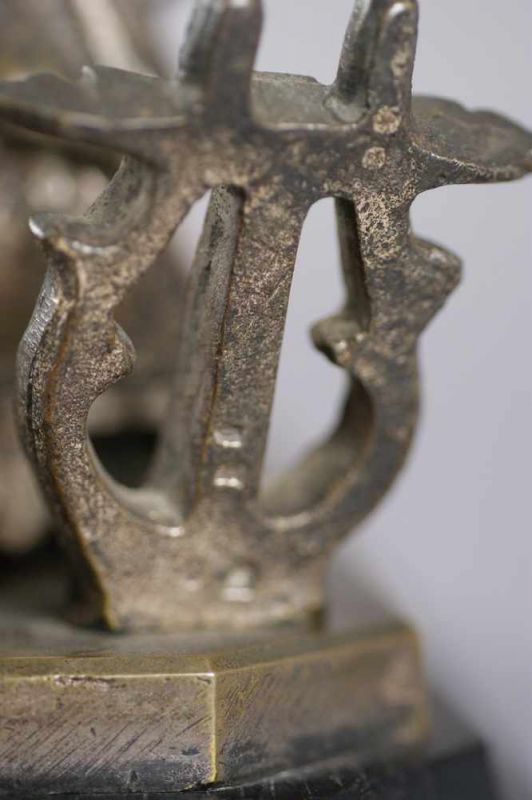 Der Froschkönig im Kleid, Bronze, auf Holzsockel, 19. JH, monogrammiert DG, 10,5x17x9 cm 20.17 % - Image 5 of 6