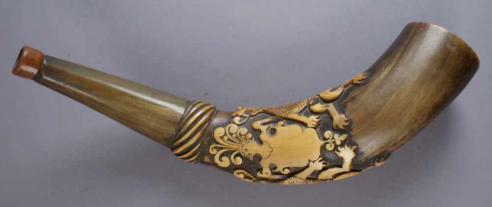 Beschnitztes Horn, 18. JH, L 45 cm 20.17 % buyer's premium on the hammer price 19.00 % VAT on