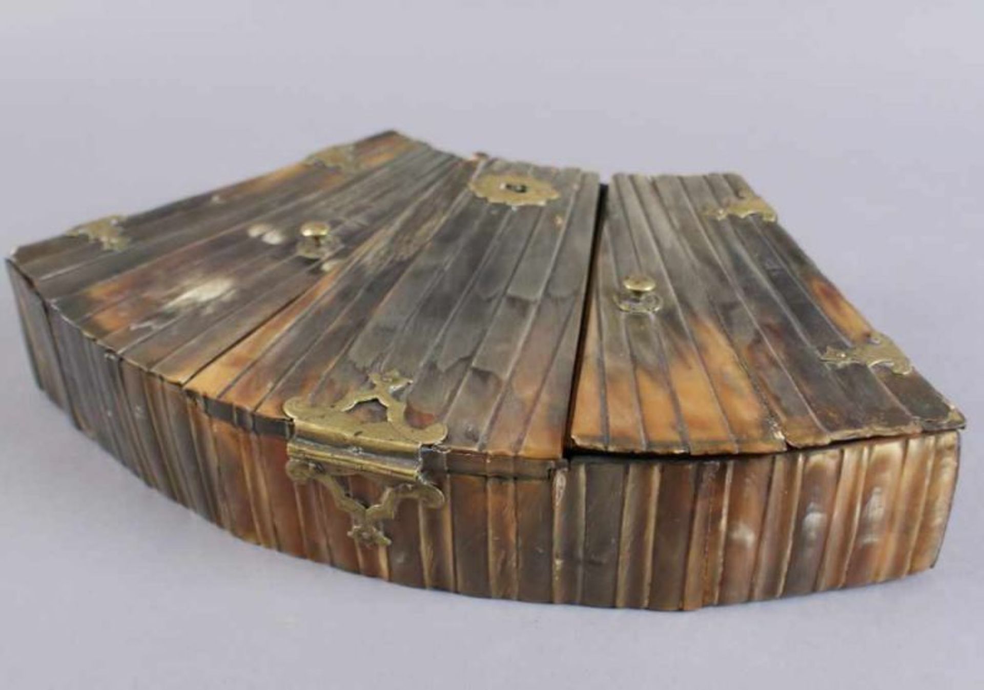 Fächerförmige Schatulle, Holzkorpus mit Walrossknochen besetzt, 17. JH, 6x33x18 cm 20.17 % buyer's - Bild 7 aus 8
