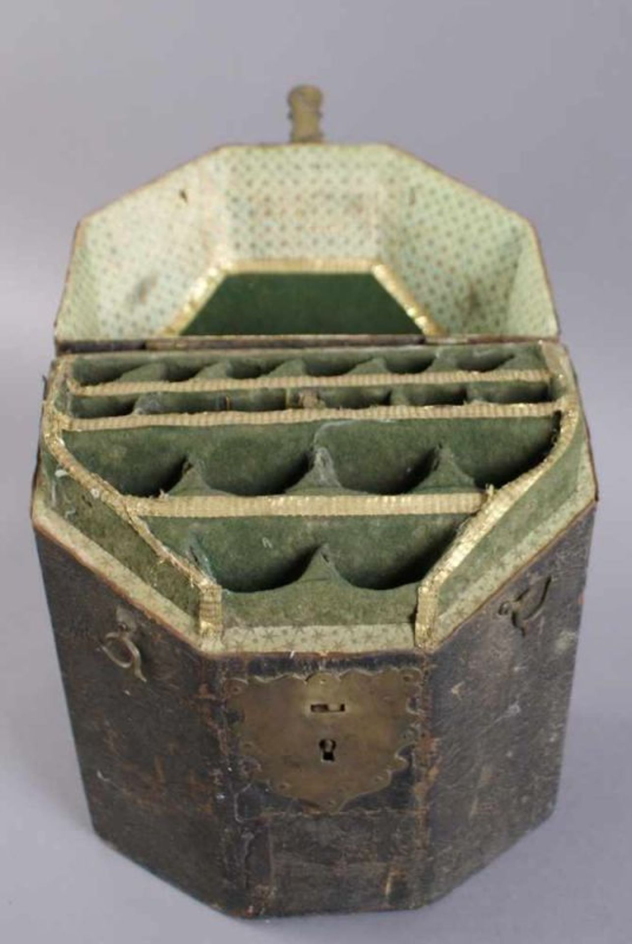 Barock Besteckkoffer / Kasten mit geprägtem Leder, im Inneren prunkvoll ausgekleidet, 18. JH, - Bild 4 aus 8