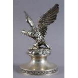 Silber Adler auf rundem Stand mit floralen Verzierungen, gepunzt 800, H 13,5 cm - 135 g 20.17 %