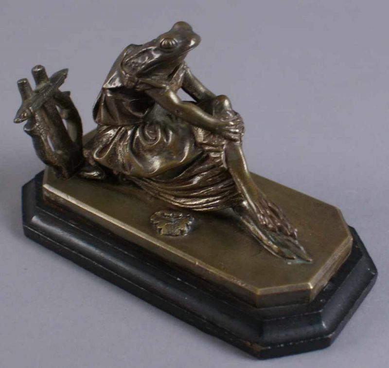 Der Froschkönig im Kleid, Bronze, auf Holzsockel, 19. JH, monogrammiert DG, 10,5x17x9 cm 20.17 % - Image 6 of 6
