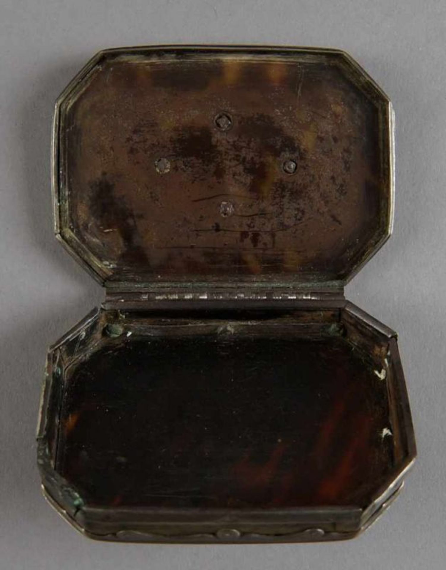 Barock Deckeldose, Schildpatt mit Silbermontierung, 18. JH, besch., 2x8,5x6 cm 20.17 % buyer's - Bild 11 aus 11