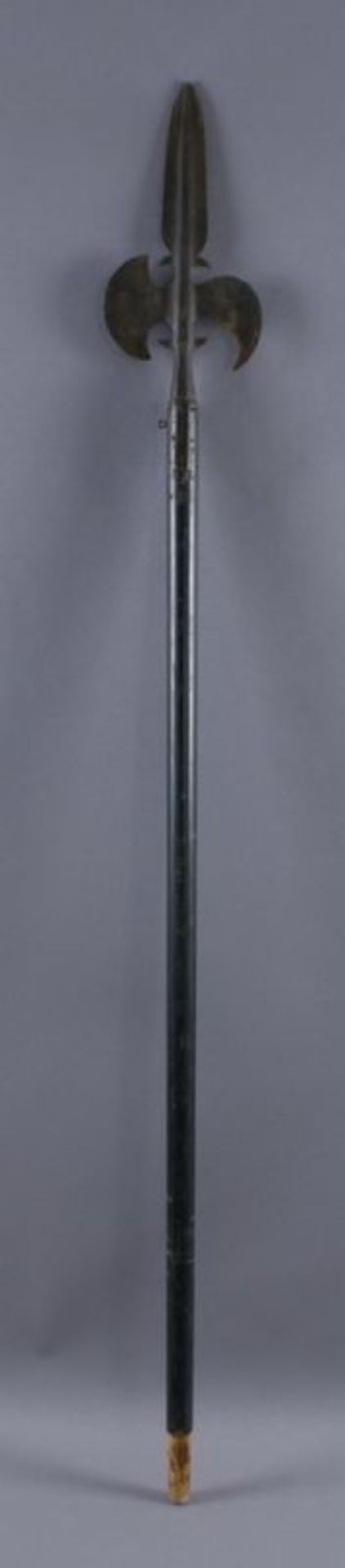 Helebarde / Nachtwächter, Eisenklinge mit einer Spitze und zwei Sicheln, auf Holzstiel, H ca. 189 cm