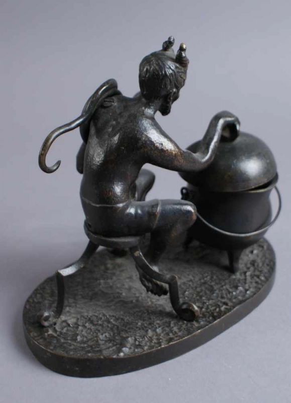 Sitzender Teufel der einen Mensch im Kochtopf gart, Bronze, H 16 cm 20.17 % buyer's premium on the - Image 4 of 5