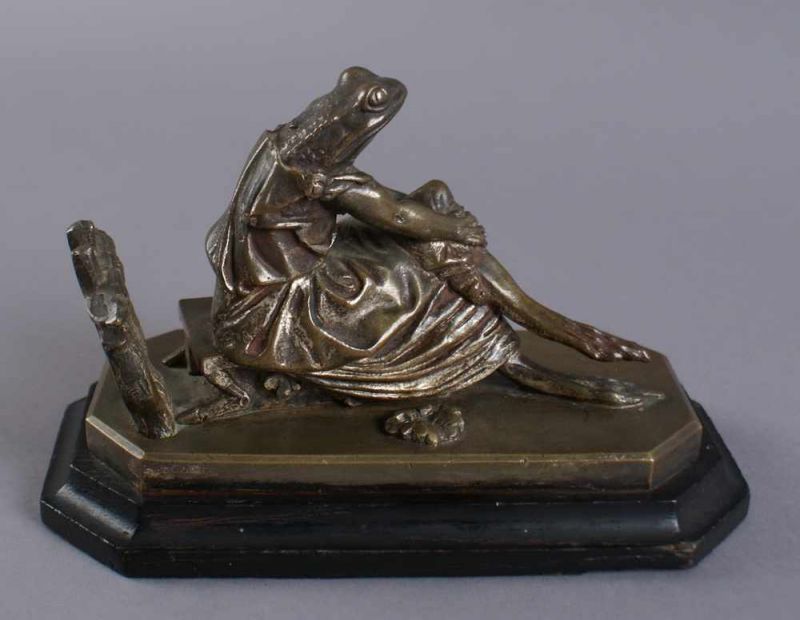 Der Froschkönig im Kleid, Bronze, auf Holzsockel, 19. JH, monogrammiert DG, 10,5x17x9 cm 20.17 %