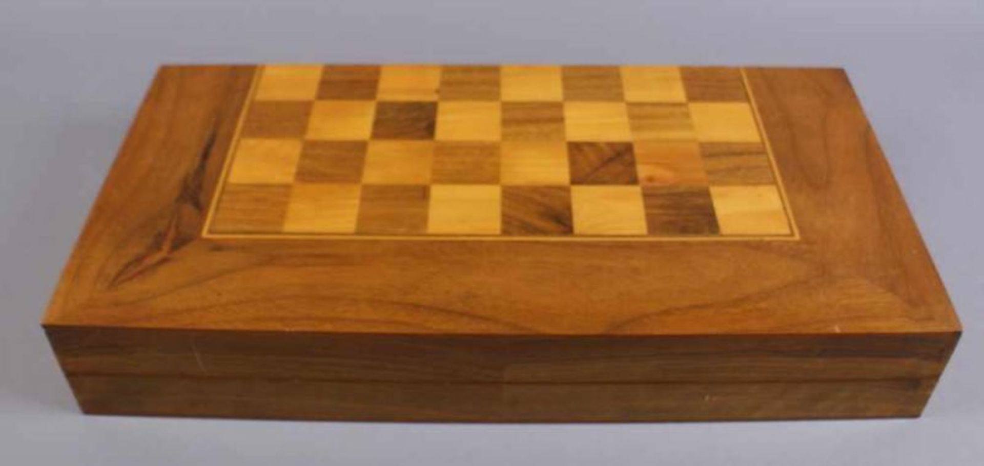 Schach / Backgammon, verschiedene Edelhölzer, 49x49 cm 20.17 % buyer's premium on the hammer price