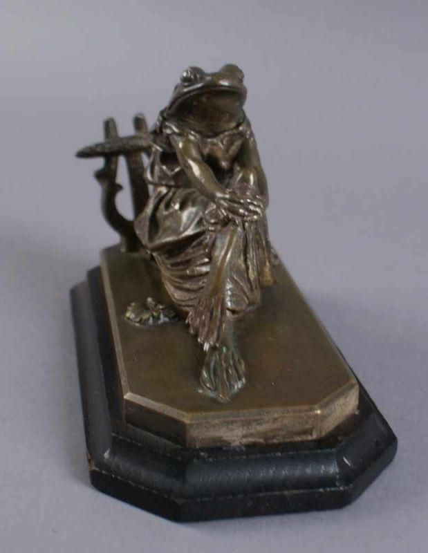 Der Froschkönig im Kleid, Bronze, auf Holzsockel, 19. JH, monogrammiert DG, 10,5x17x9 cm 20.17 % - Image 2 of 6