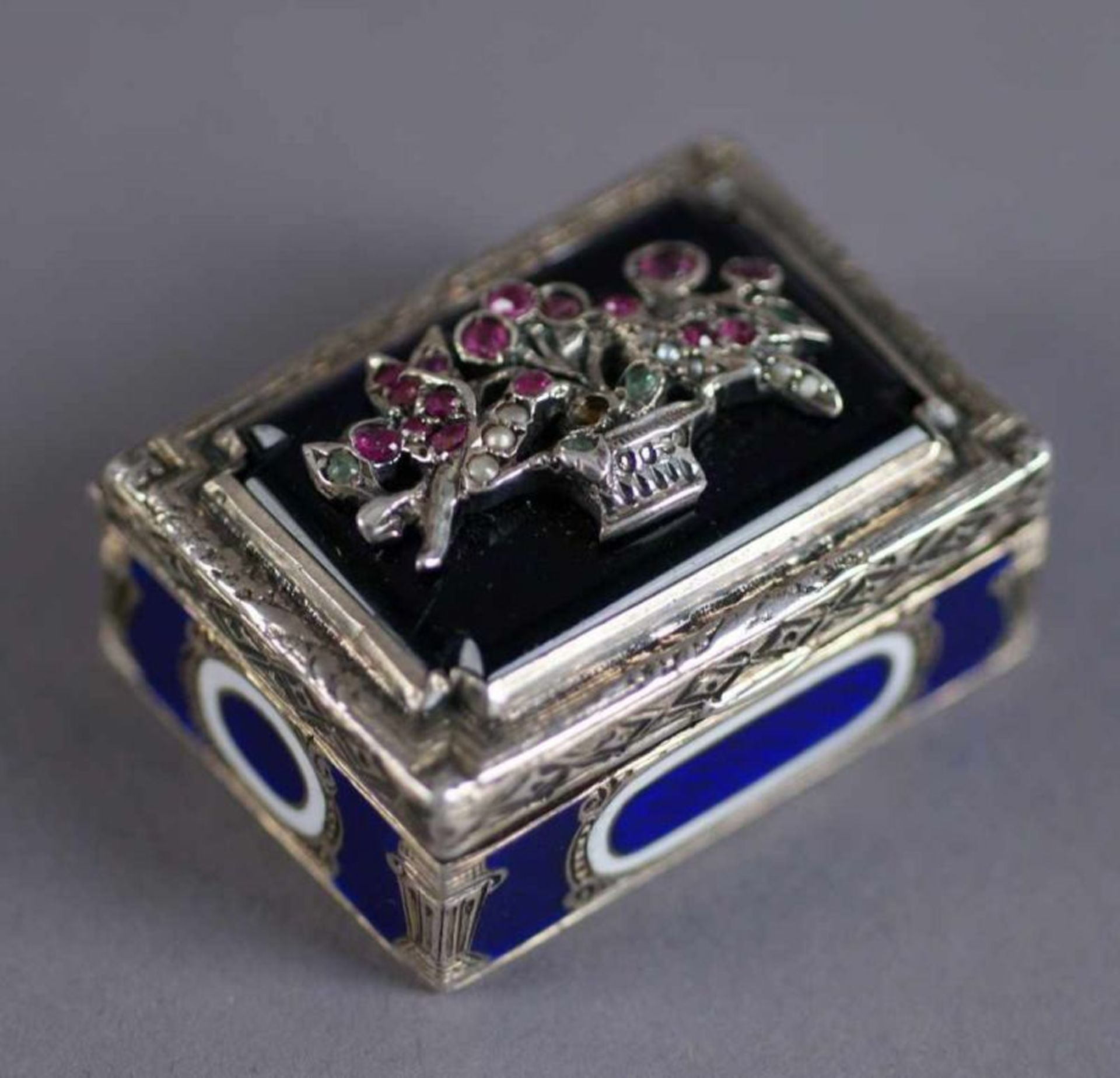 Miniatur Deckeldose, Silber mit Emaille, auf dem Deckel ein mit wohl Edelsteinen und Perlen