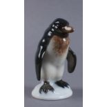 Rosenthal Pinguin, Himmelstoss, gemarktet, weisses Porzellan, bunt bemalt, minimaler