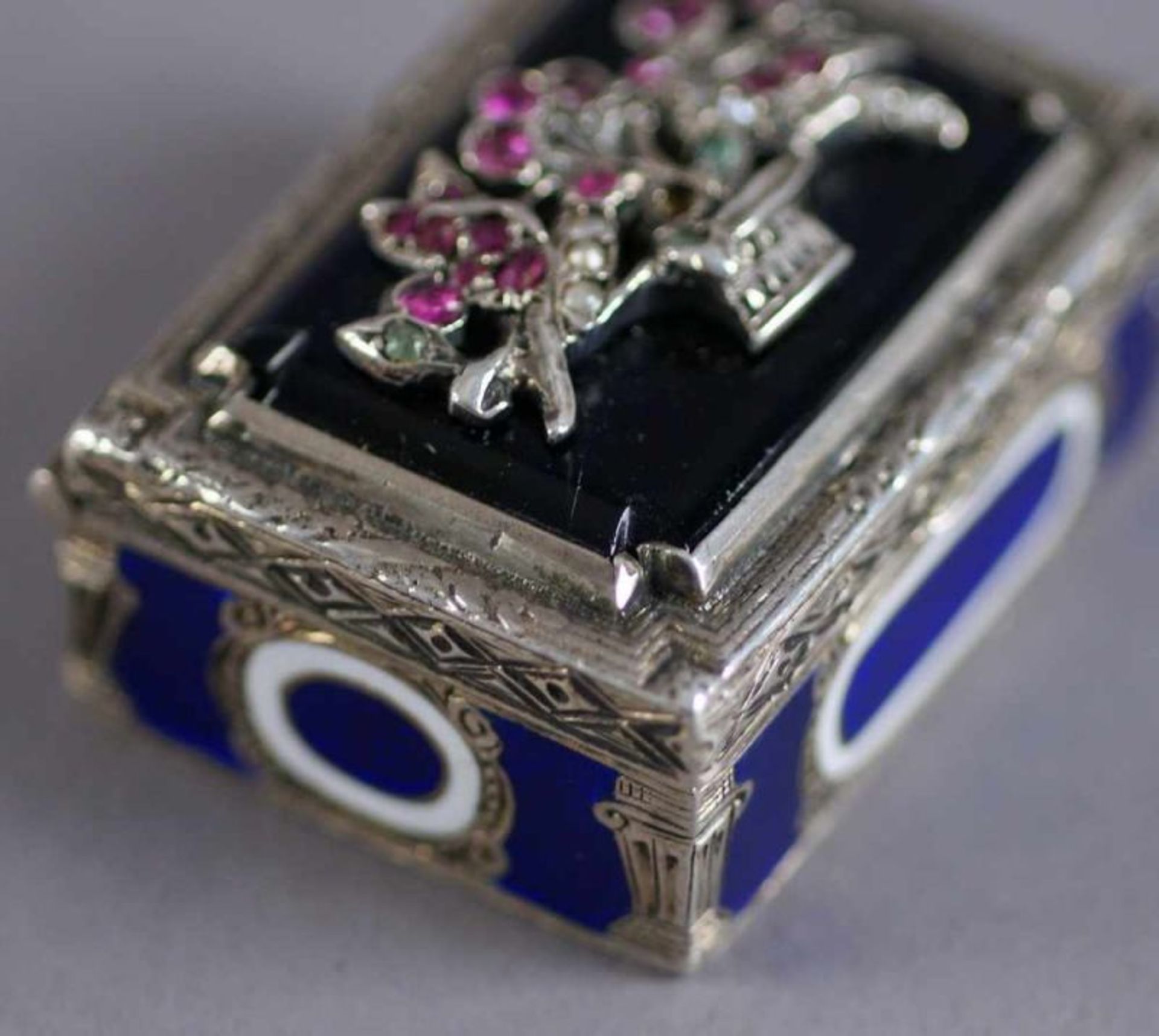 Miniatur Deckeldose, Silber mit Emaille, auf dem Deckel ein mit wohl Edelsteinen und Perlen - Bild 6 aus 9