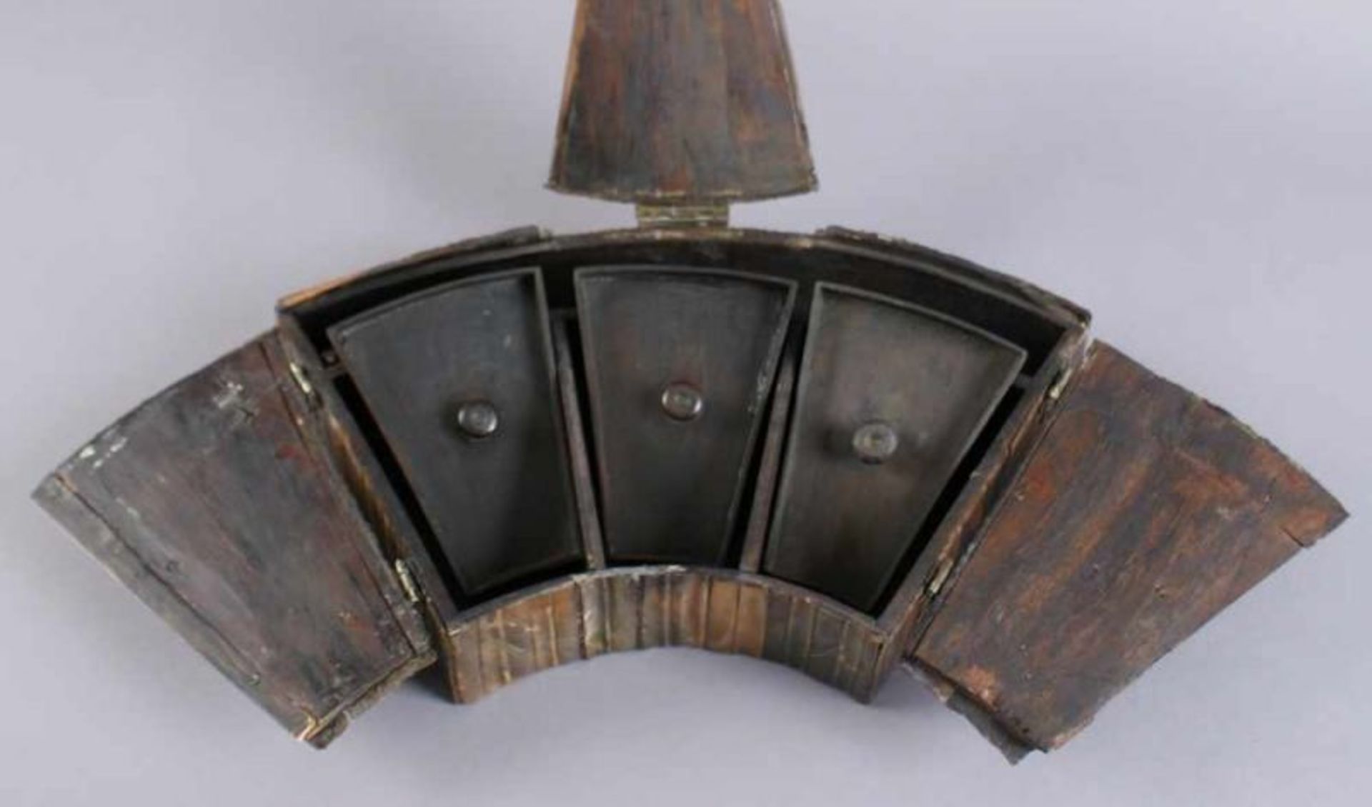 Fächerförmige Schatulle, Holzkorpus mit Walrossknochen besetzt, 17. JH, 6x33x18 cm 20.17 % buyer's - Bild 3 aus 8