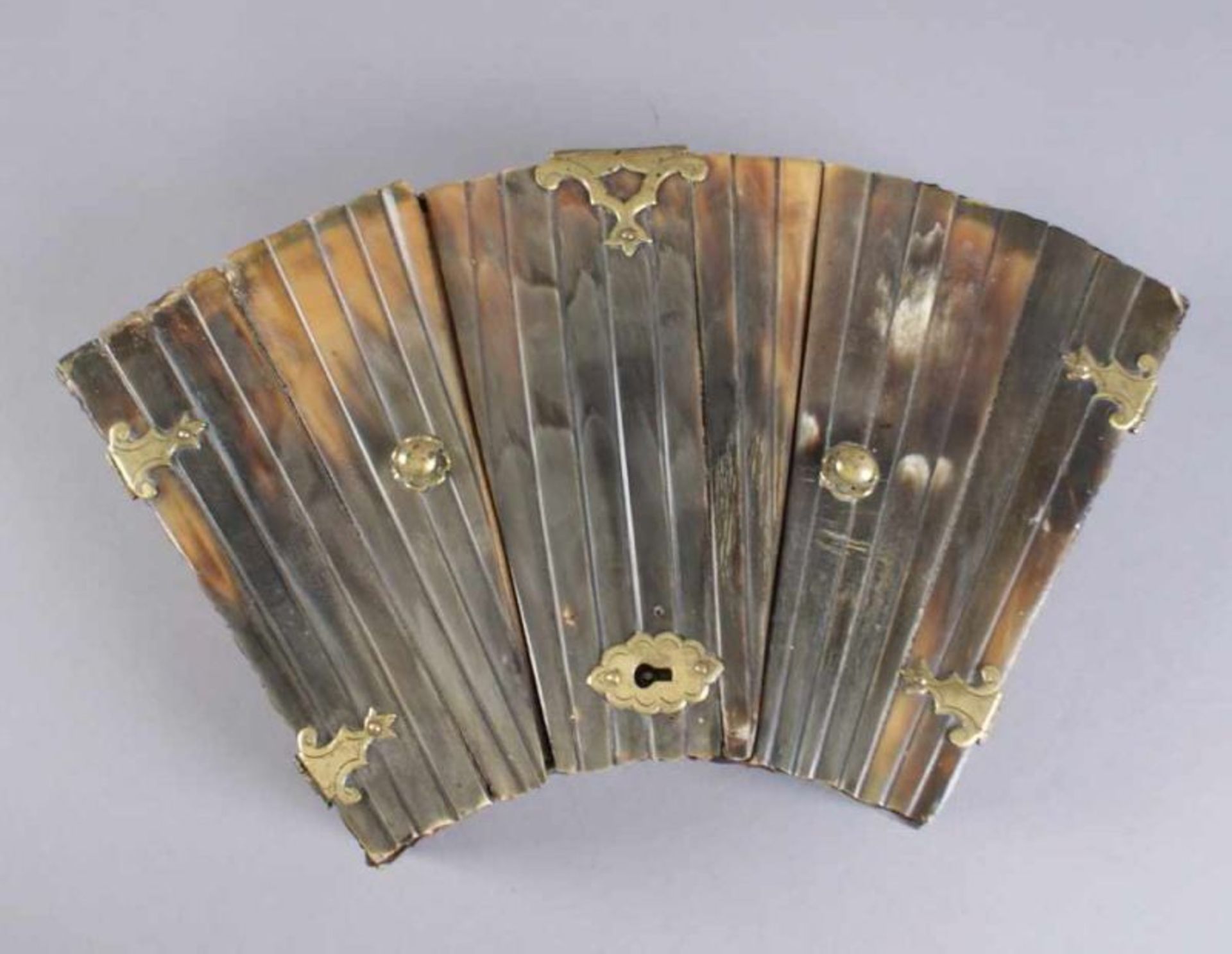 Fächerförmige Schatulle, Holzkorpus mit Walrossknochen besetzt, 17. JH, 6x33x18 cm 20.17 % buyer's