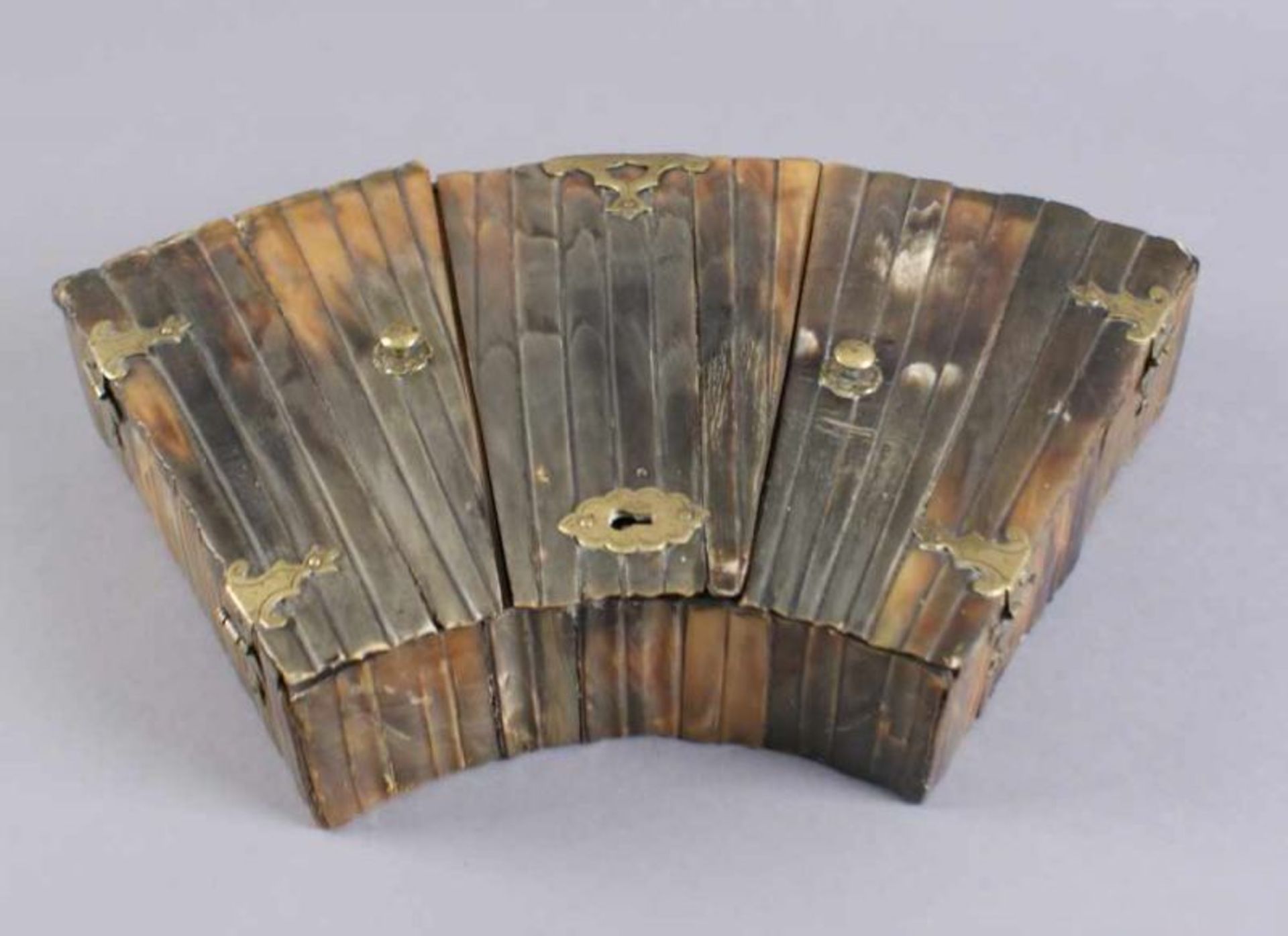 Fächerförmige Schatulle, Holzkorpus mit Walrossknochen besetzt, 17. JH, 6x33x18 cm 20.17 % buyer's - Bild 6 aus 8