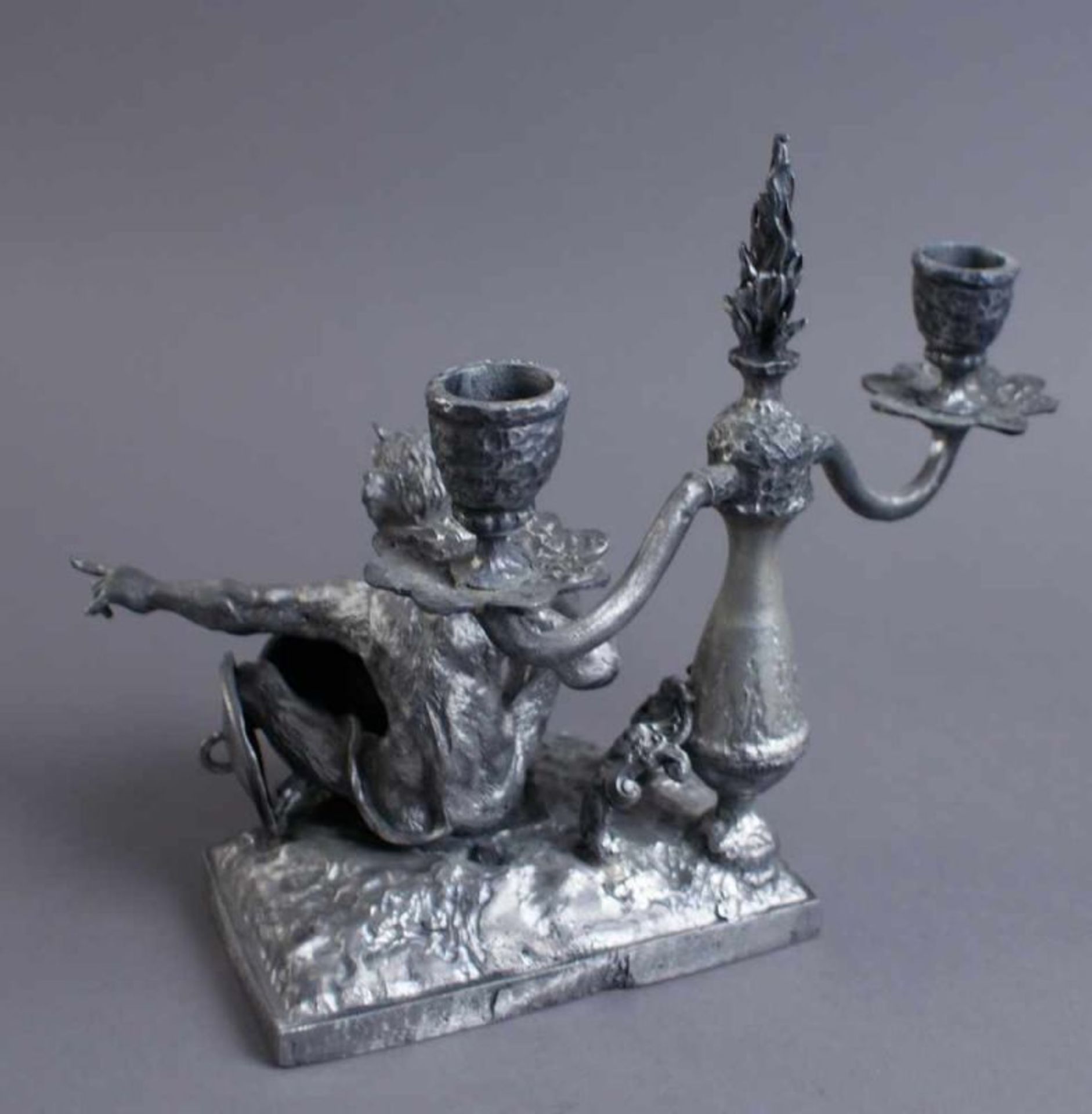 Tischleuchter, Kerzenleuchter aus Zinn mit einem Teufel, 2-flammig, H 20 cm 20.17 % buyer's - Bild 4 aus 7