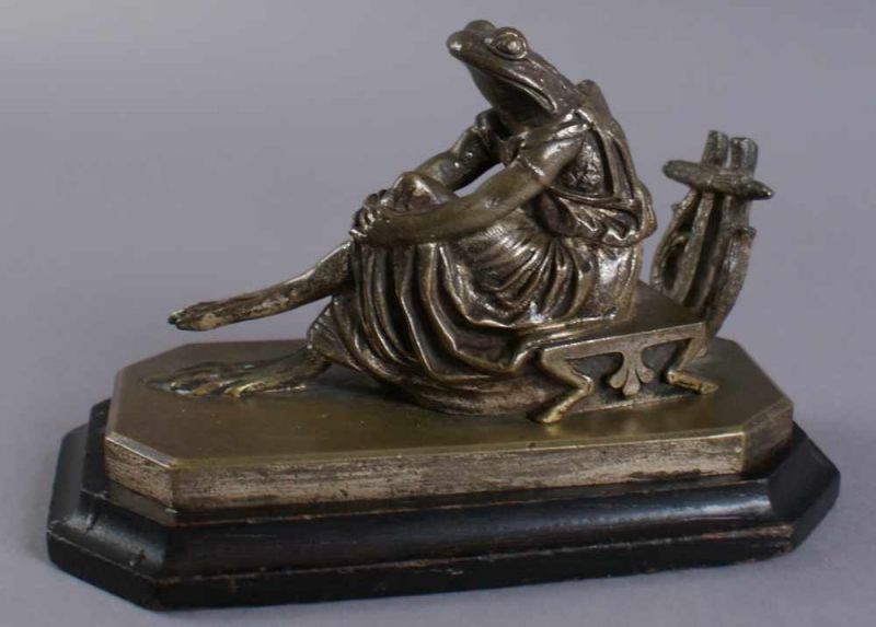 Der Froschkönig im Kleid, Bronze, auf Holzsockel, 19. JH, monogrammiert DG, 10,5x17x9 cm 20.17 % - Image 3 of 6