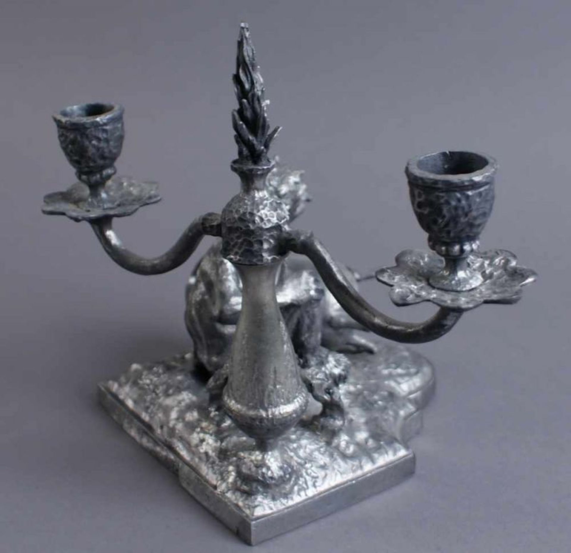 Tischleuchter, Kerzenleuchter aus Zinn mit einem Teufel, 2-flammig, H 20 cm 20.17 % buyer's - Bild 5 aus 7
