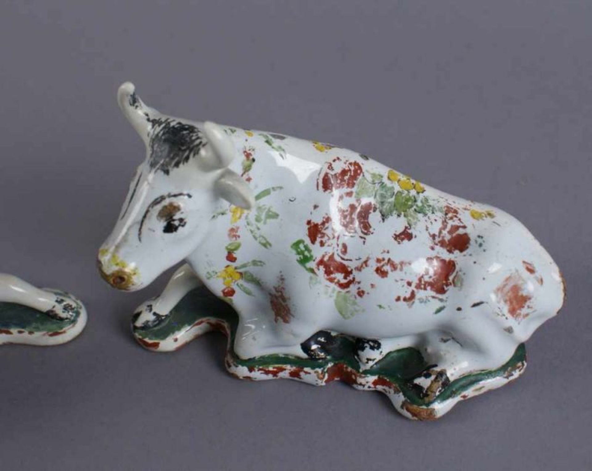 Zwei Kühe, Delft, bunt glasierte Keramik, 18. JH, alte Restaurierung, 10x15,5 x7 cm 20.17 % buyer' - Bild 3 aus 12