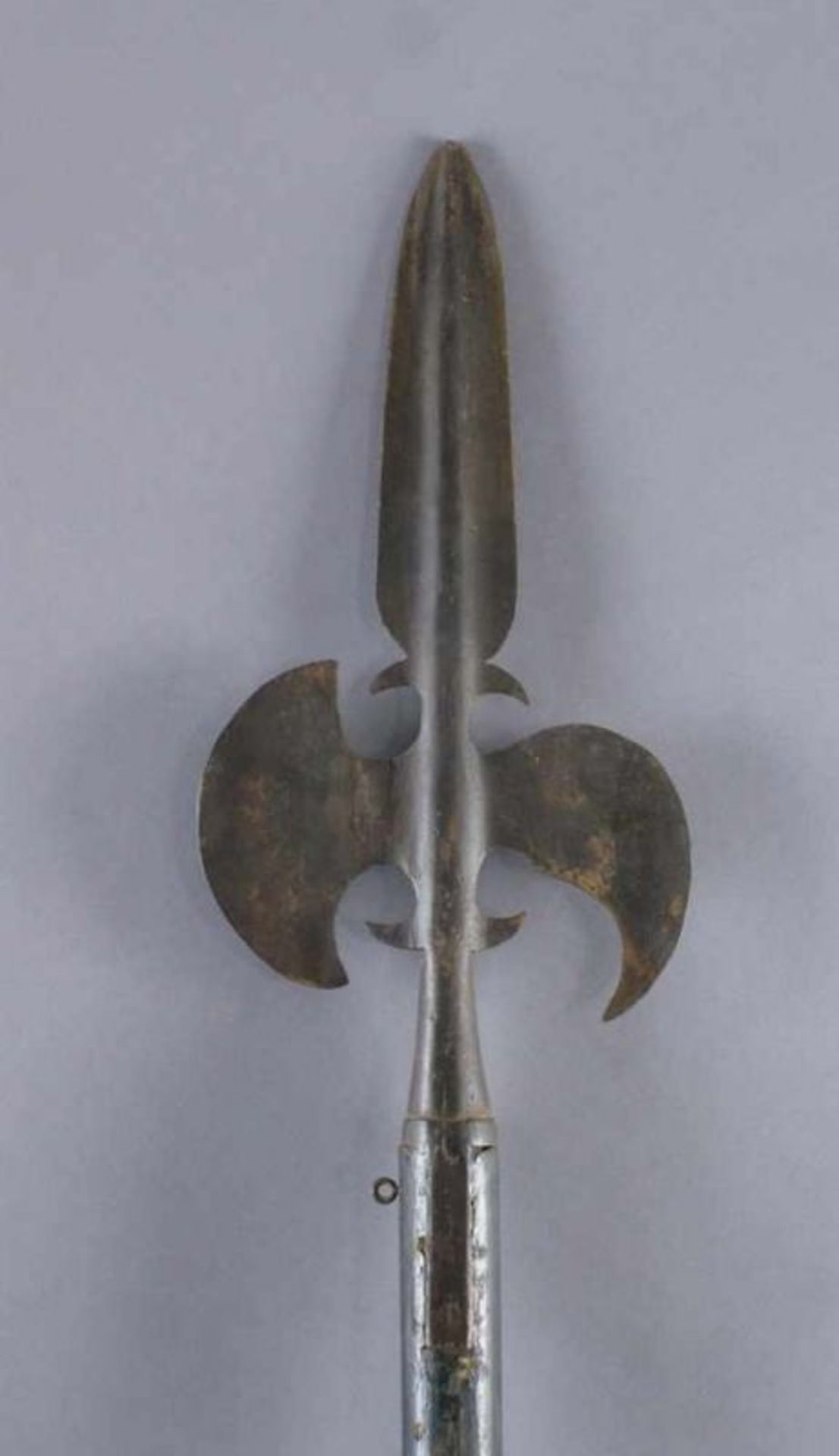 Helebarde / Nachtwächter, Eisenklinge mit einer Spitze und zwei Sicheln, auf Holzstiel, H ca. 189 cm - Bild 3 aus 4