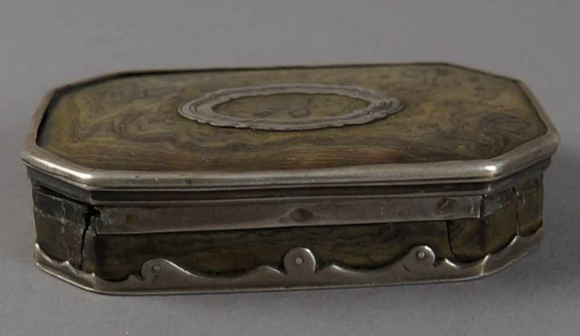 Barock Deckeldose, Schildpatt mit Silbermontierung, 18. JH, besch., 2x8,5x6 cm 20.17 % buyer's - Bild 8 aus 11