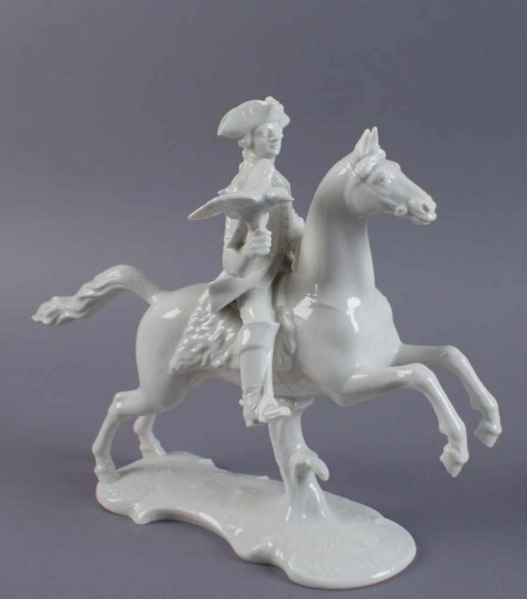 Nymphenburg Reiter zu Pferd mit Vogel in der Hand, gemarktet, weisses, durchsichtiges Porzellan, H