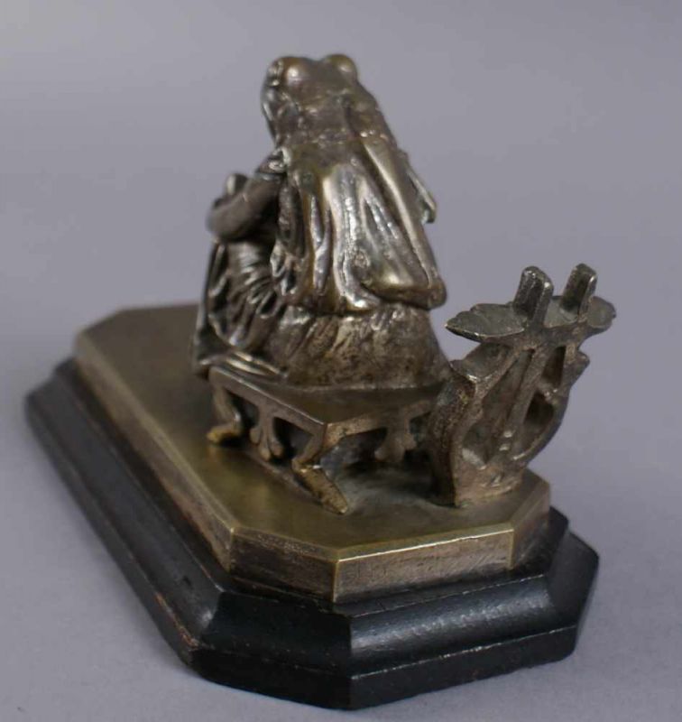Der Froschkönig im Kleid, Bronze, auf Holzsockel, 19. JH, monogrammiert DG, 10,5x17x9 cm 20.17 % - Image 4 of 6