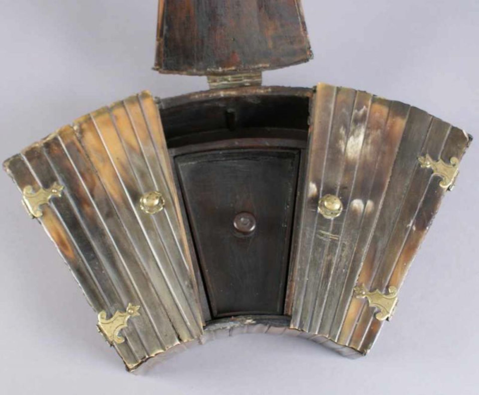 Fächerförmige Schatulle, Holzkorpus mit Walrossknochen besetzt, 17. JH, 6x33x18 cm 20.17 % buyer's - Bild 4 aus 8