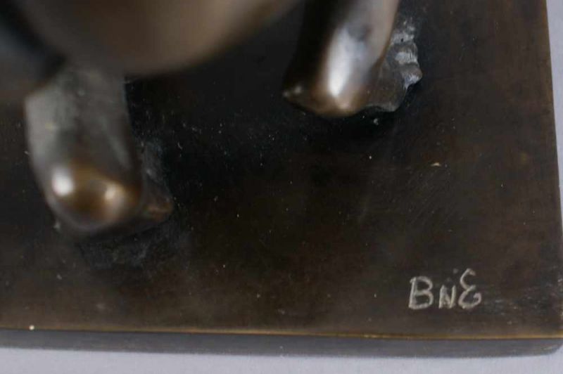 Männlicher, kniender Akt, Bronze, patiniert, monogrammiert, 32 cm 20.17 % buyer's premium on the - Image 5 of 7